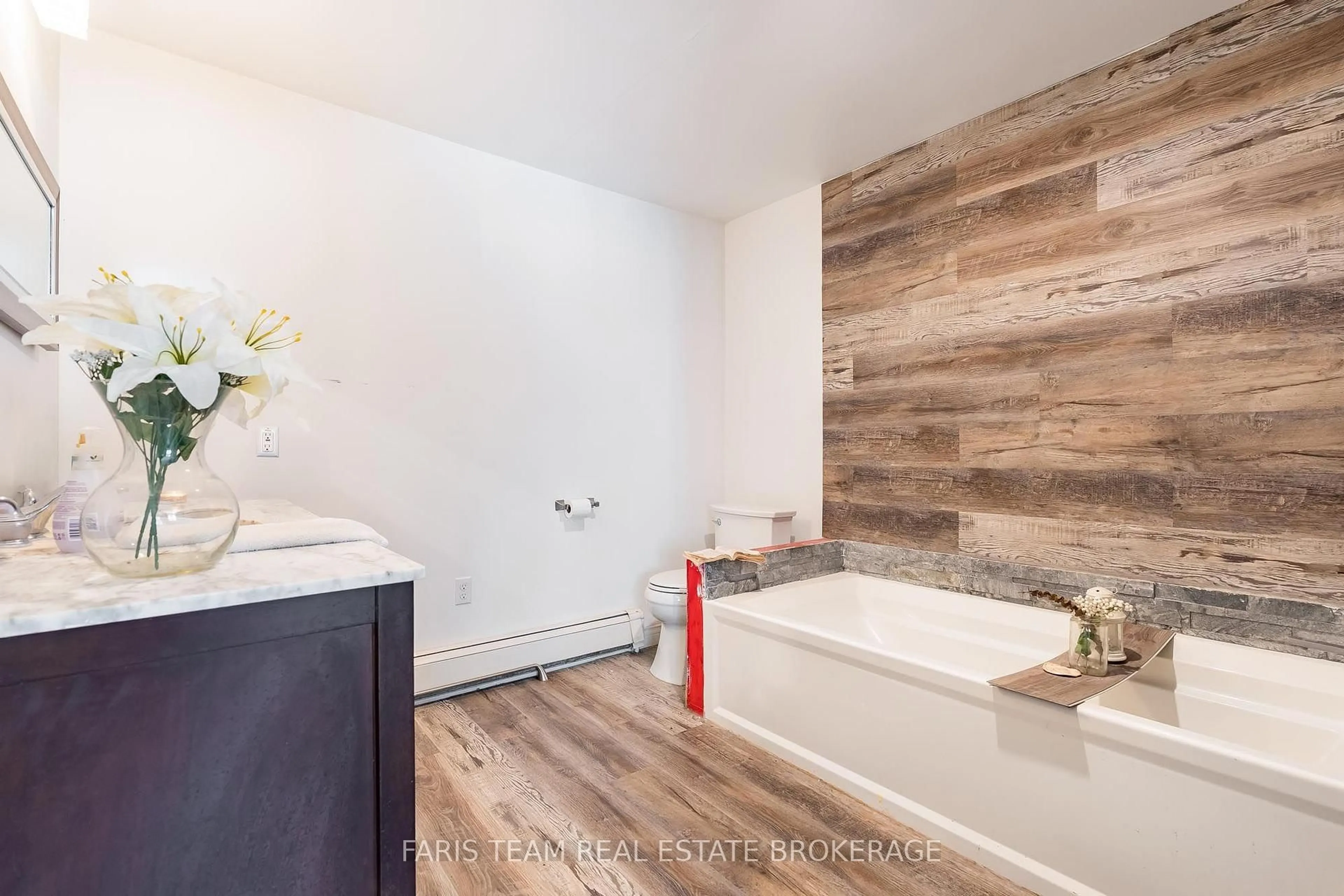 Contemporary bathroom, unknown for 1008 Rainbow Valley Rd, Springwater Ontario L0L 2K0