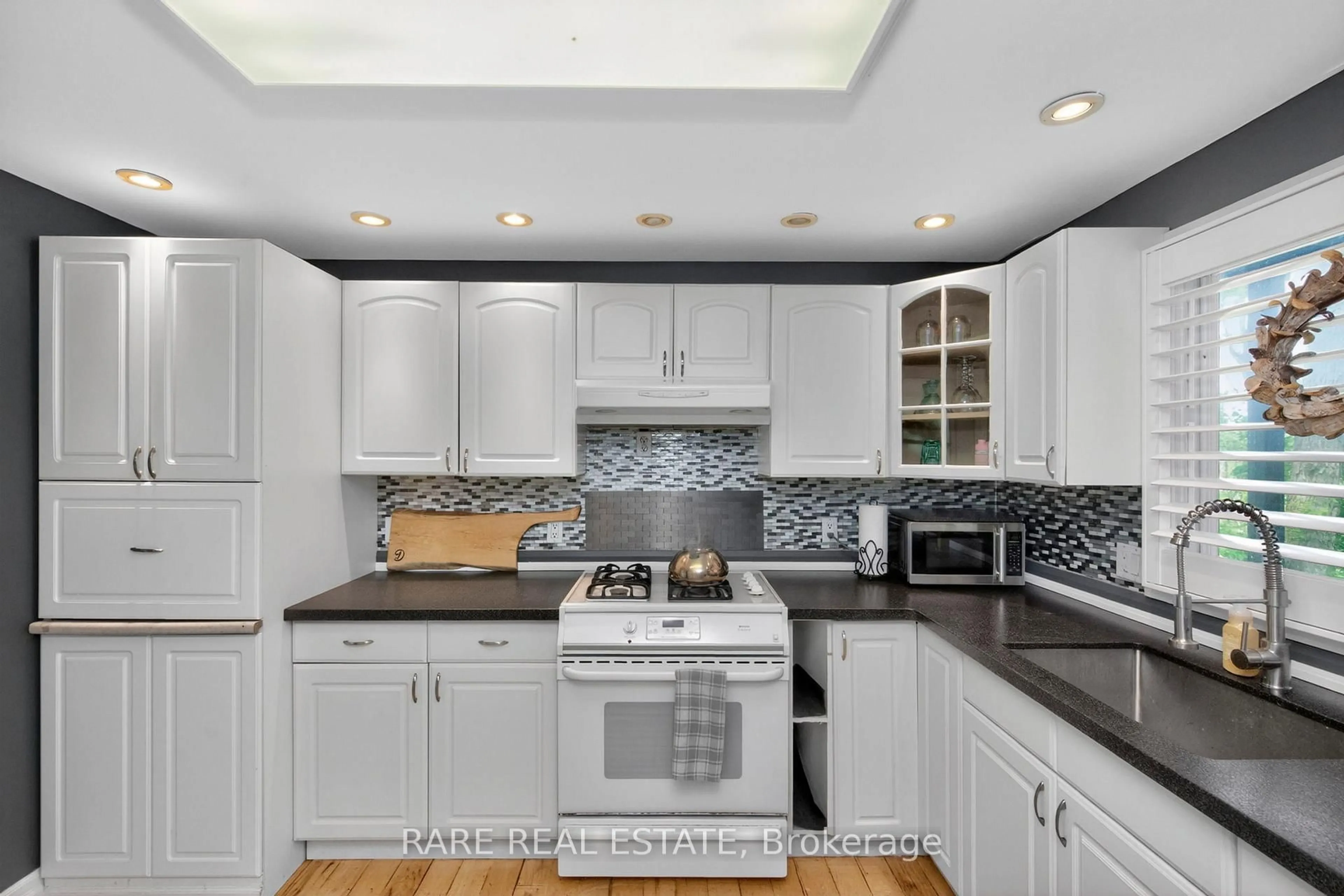 Standard kitchen, ceramic/tile floor for 82 Huronwoods Dr, Oro-Medonte Ontario L0K 1E0