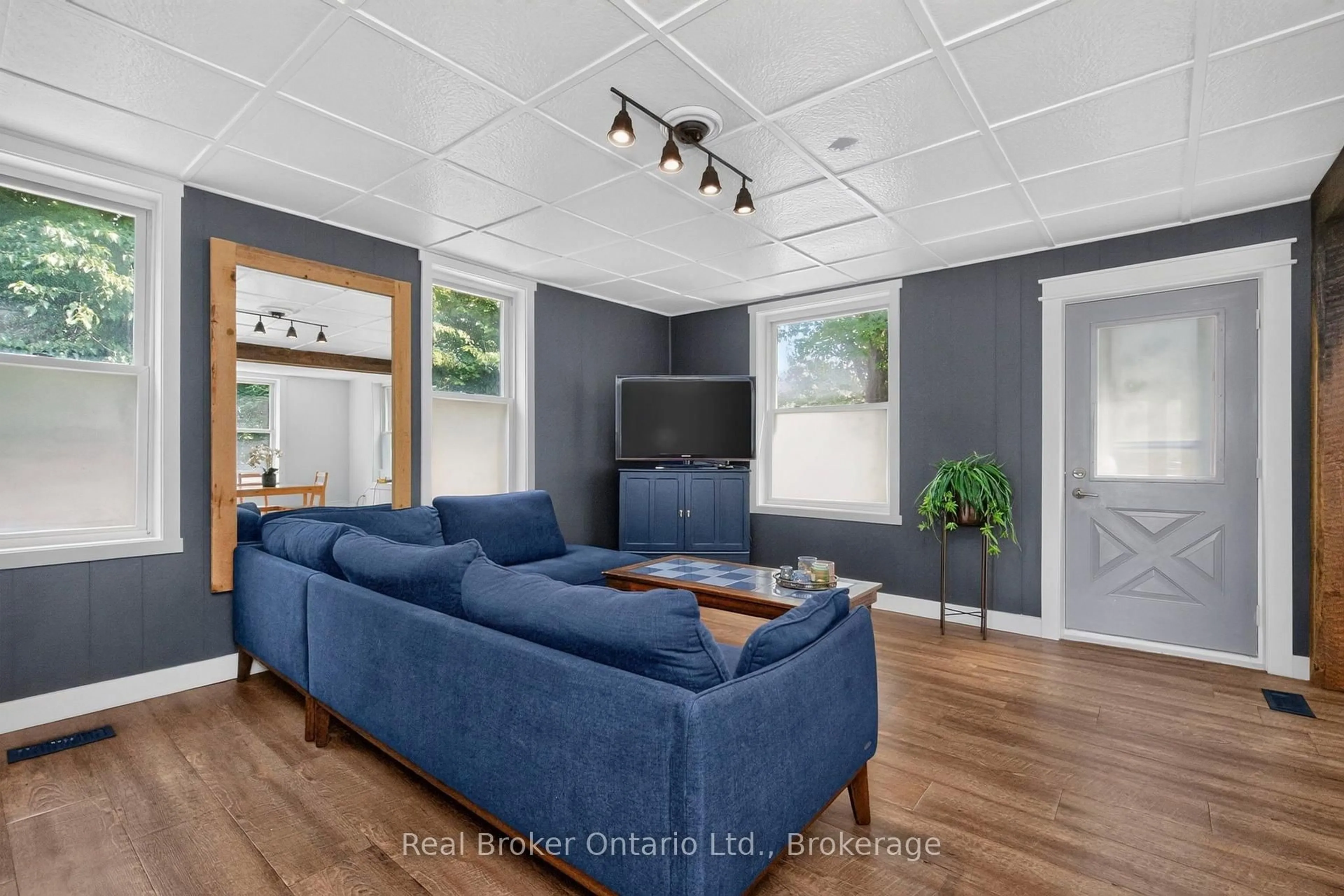 Living room with furniture, unknown for 44 Balm Beach Rd, Tiny Ontario L9M 1R2