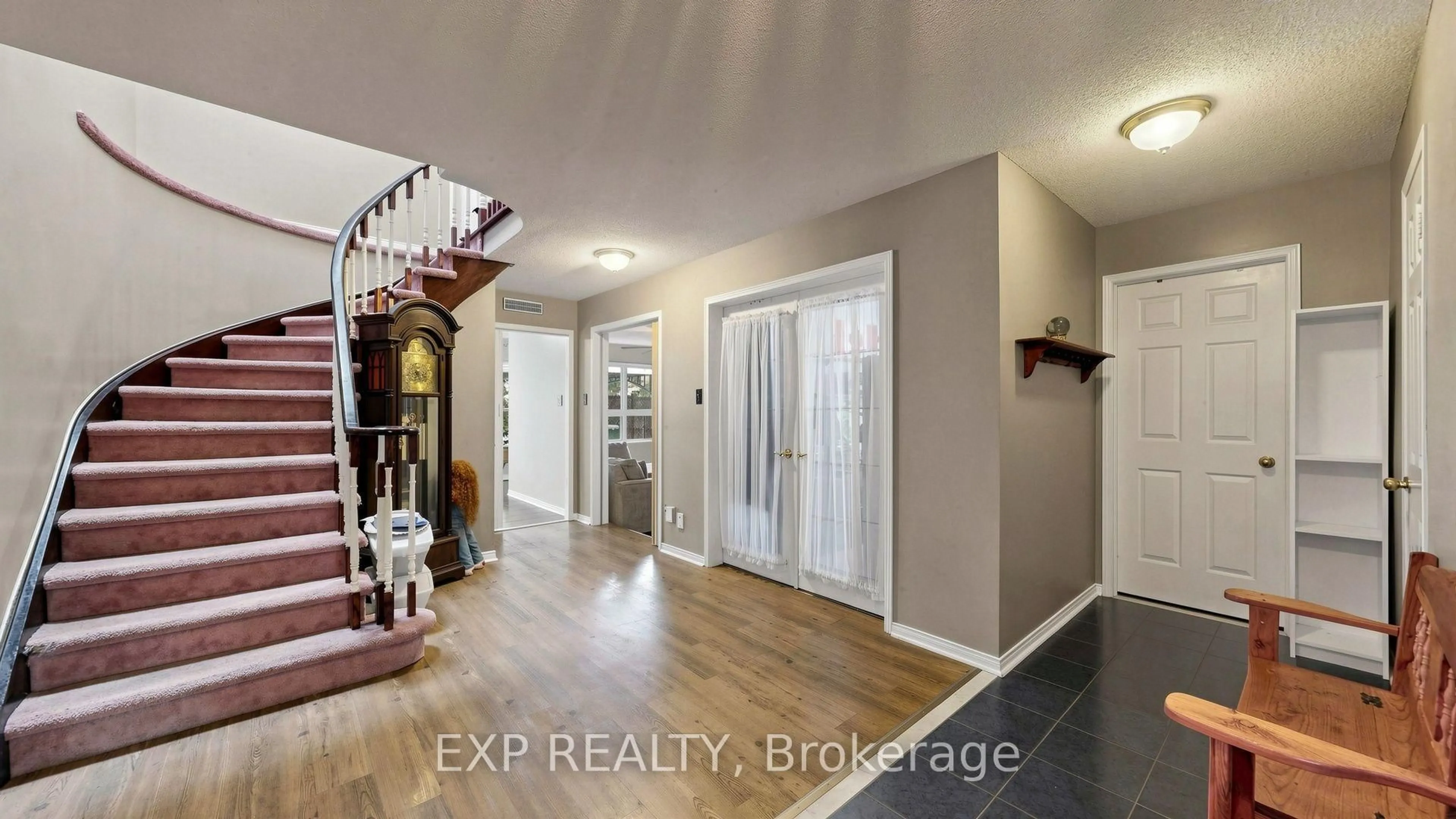 Indoor entryway for 343 Cundles Rd, Barrie Ontario L4N 7C8