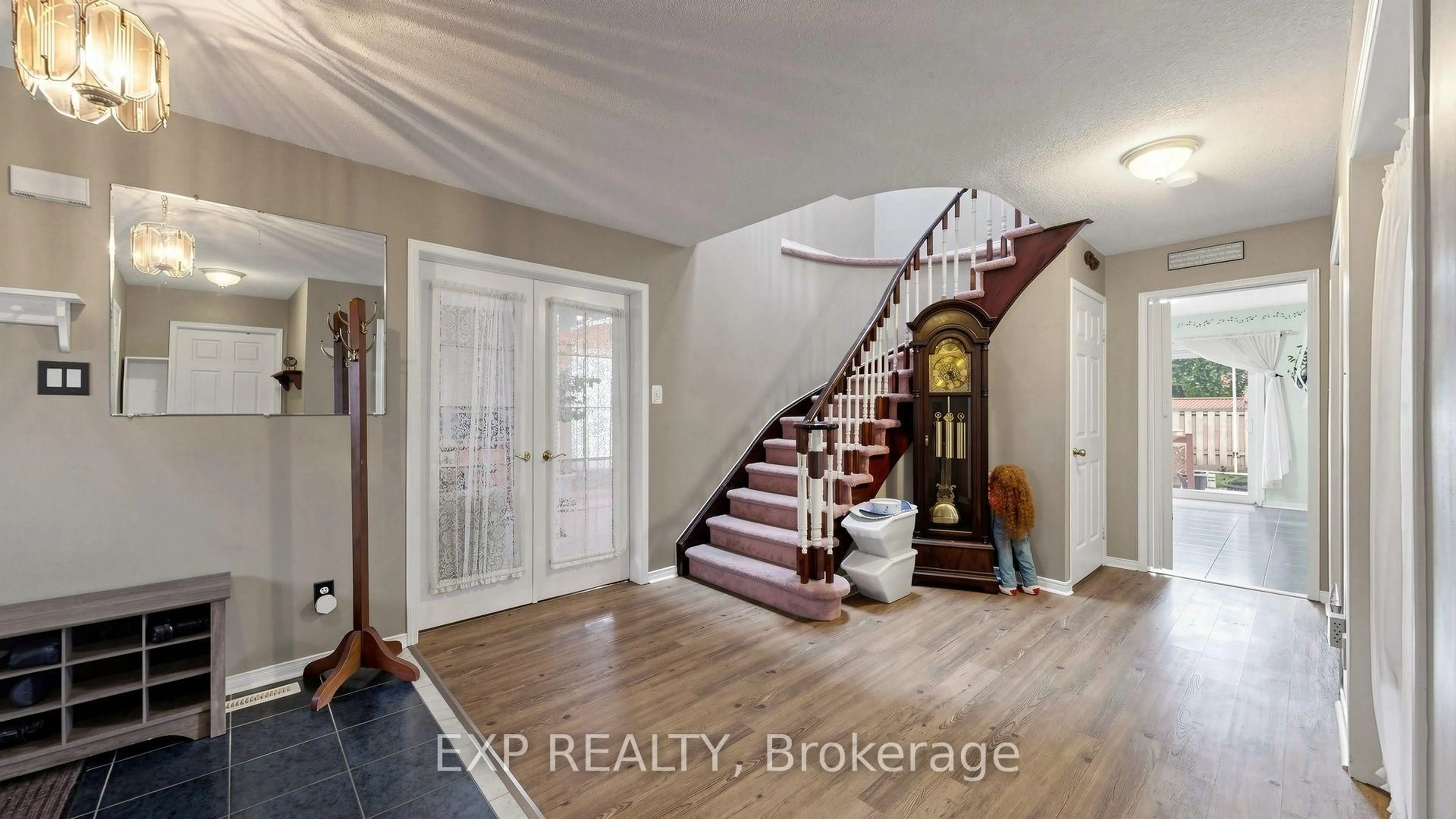 Indoor entryway for 343 Cundles Rd, Barrie Ontario L4N 7C8