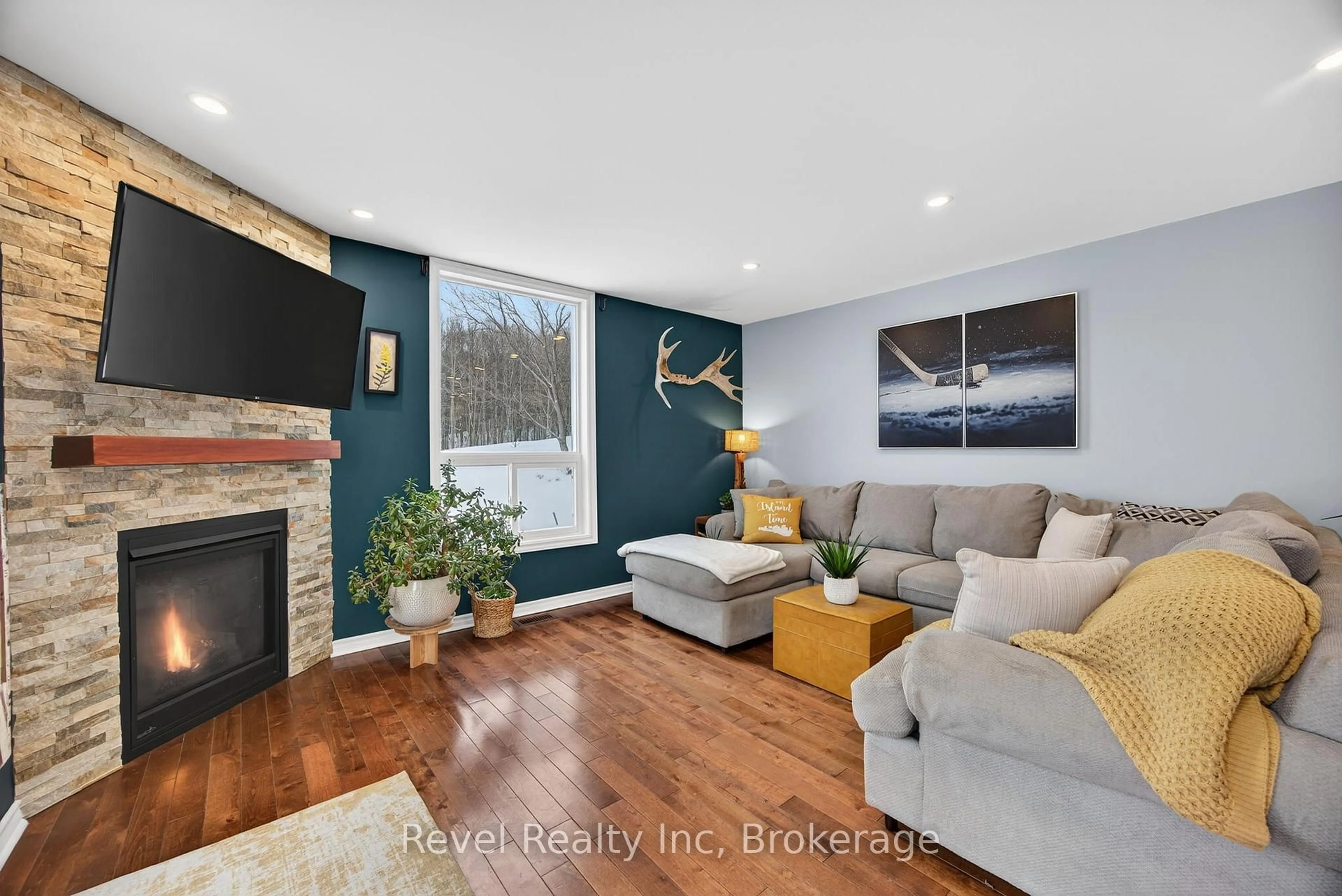 Living room with furniture, wood/laminate floor for 2391 Rumney Rd, Tay Ontario L4R 4K3
