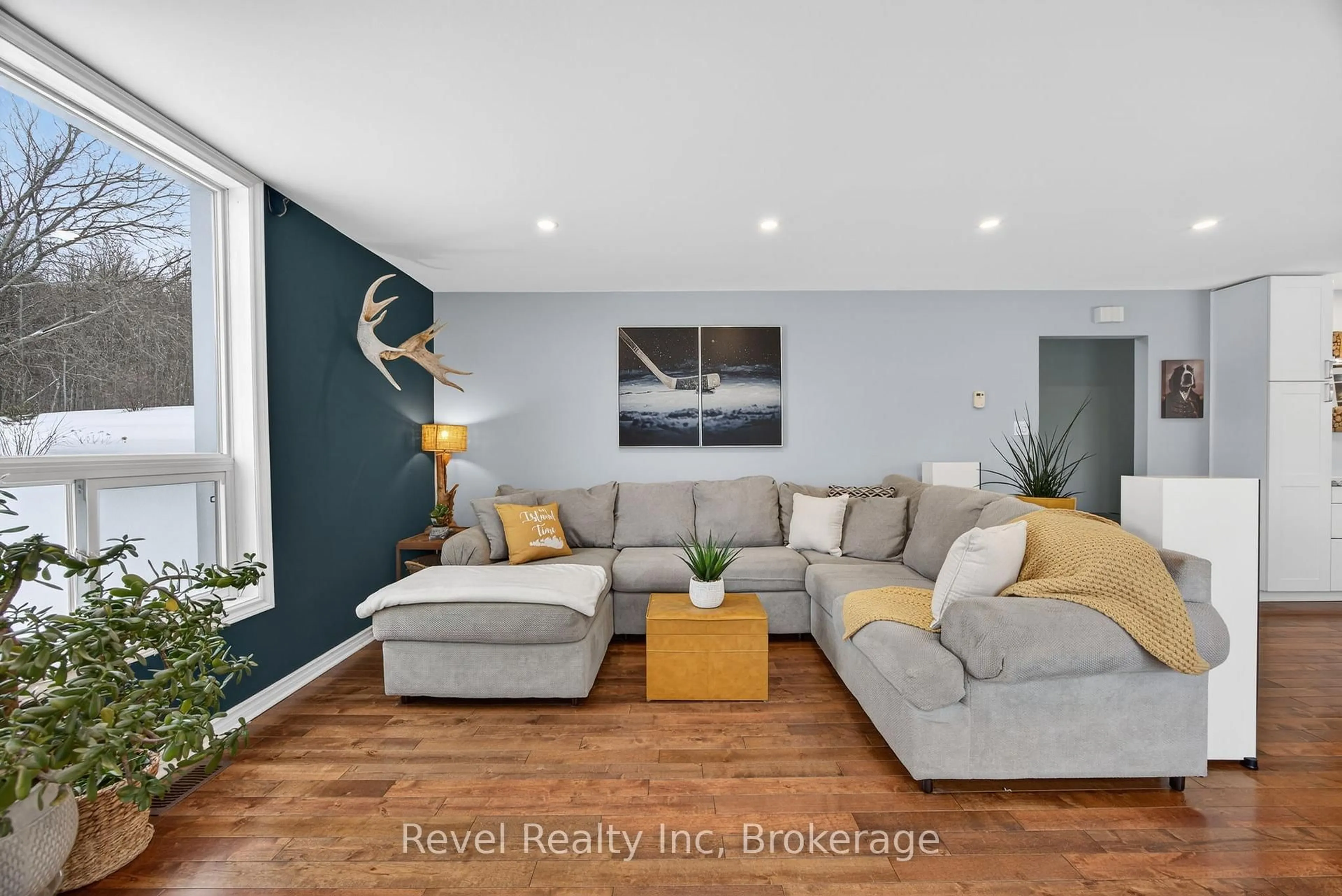 Living room with furniture, unknown for 2391 Rumney Rd, Tay Ontario L4R 4K3