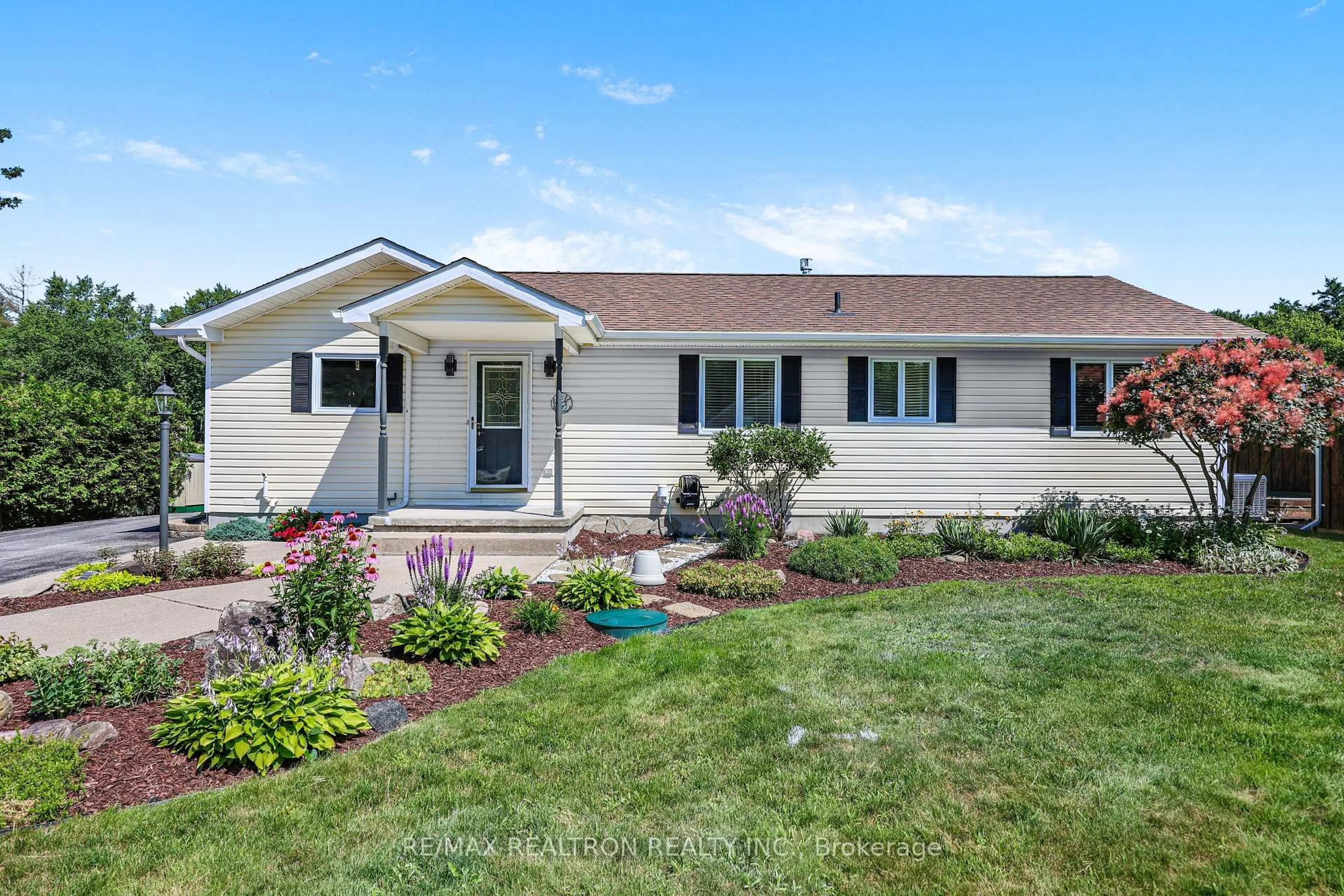 Home with vinyl exterior material, unknown for 4008 Canal Rd, Severn Ontario L0K 2B0