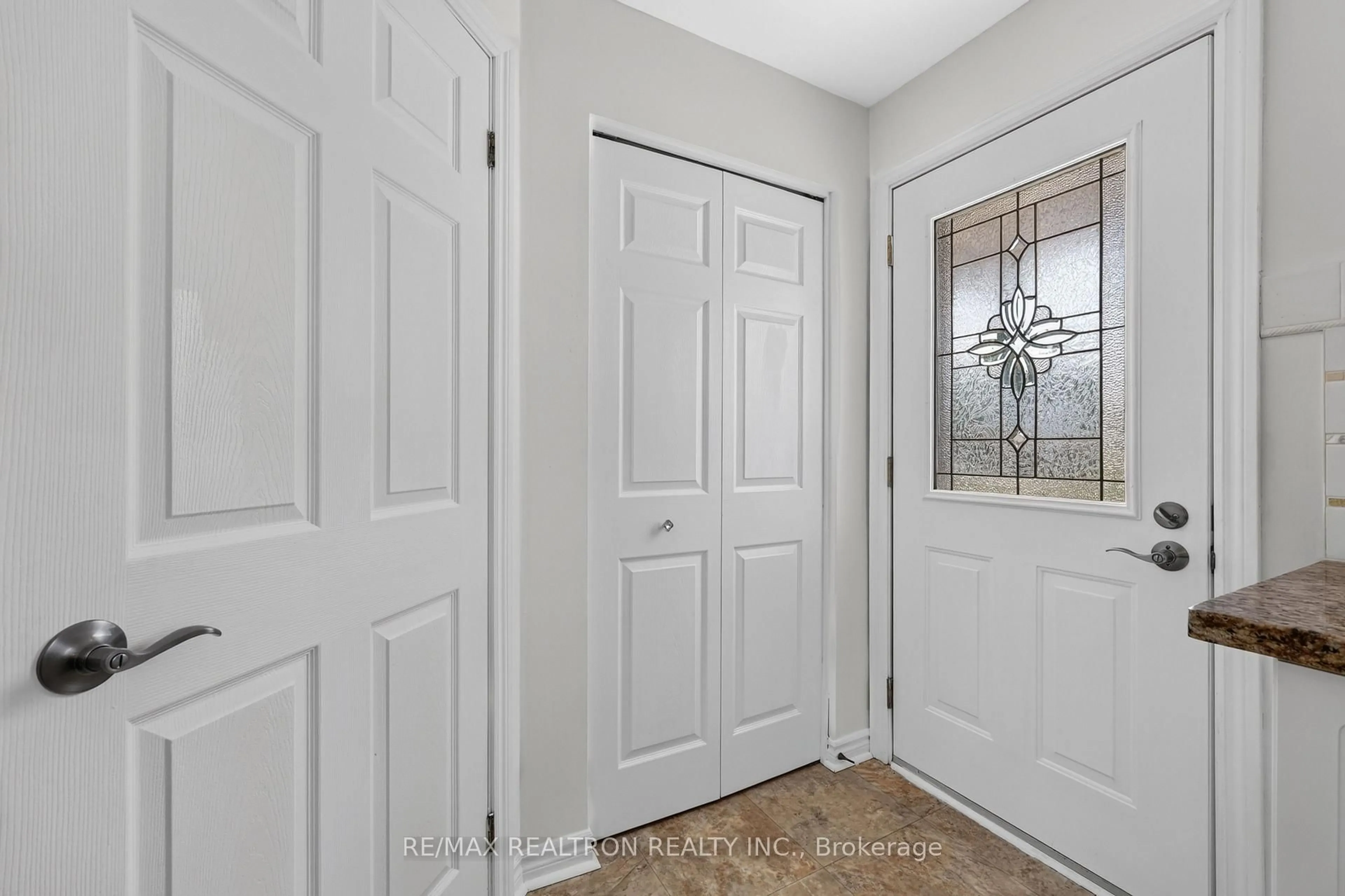 Indoor entryway for 4008 Canal Rd, Severn Ontario L0K 2B0