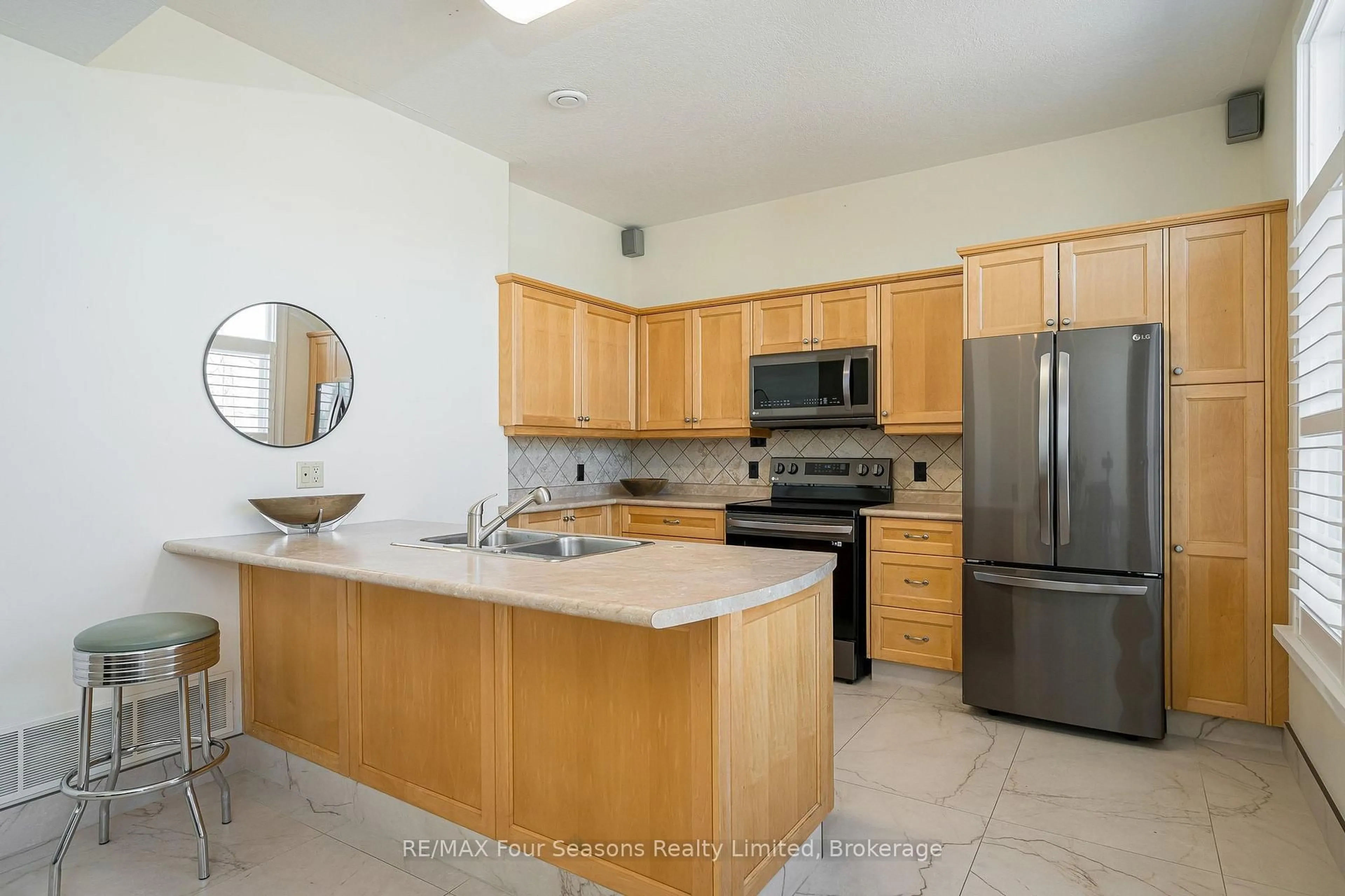 Standard kitchen, ceramic/tile floor for 36 Saint Marie St, Collingwood Ontario L9Y 3K1