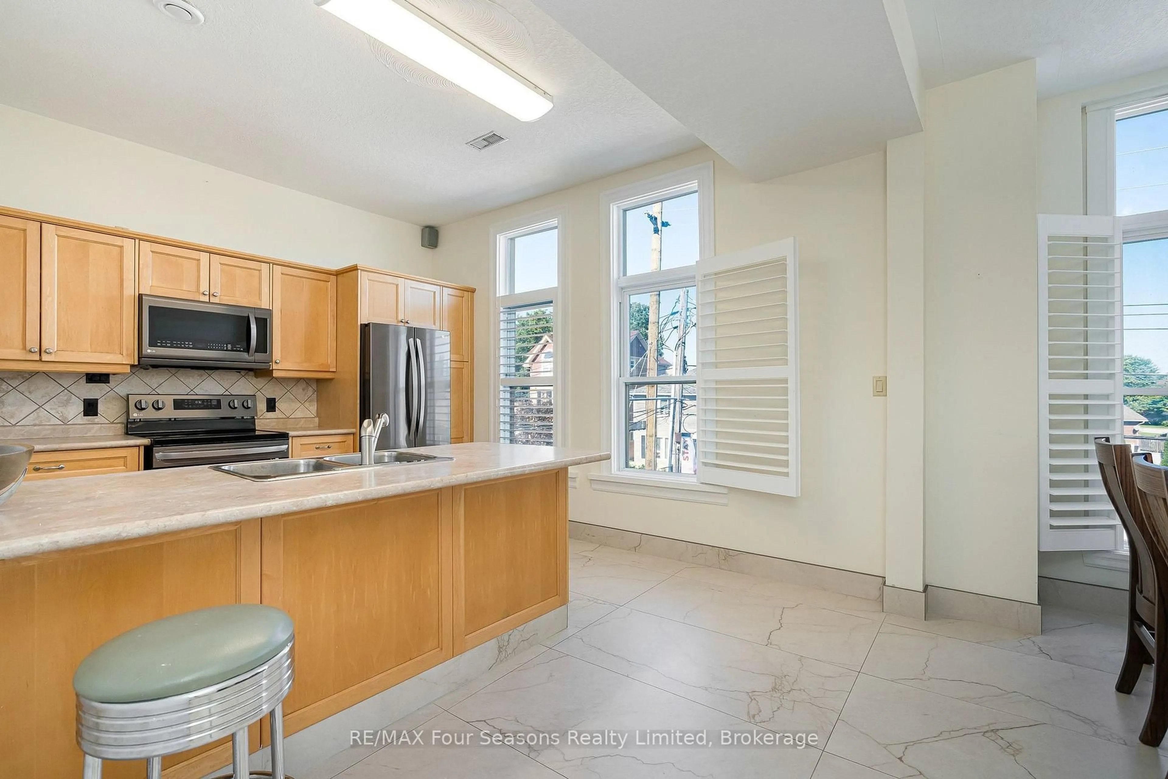 Standard kitchen, ceramic/tile floor for 36 Saint Marie St, Collingwood Ontario L9Y 3K1