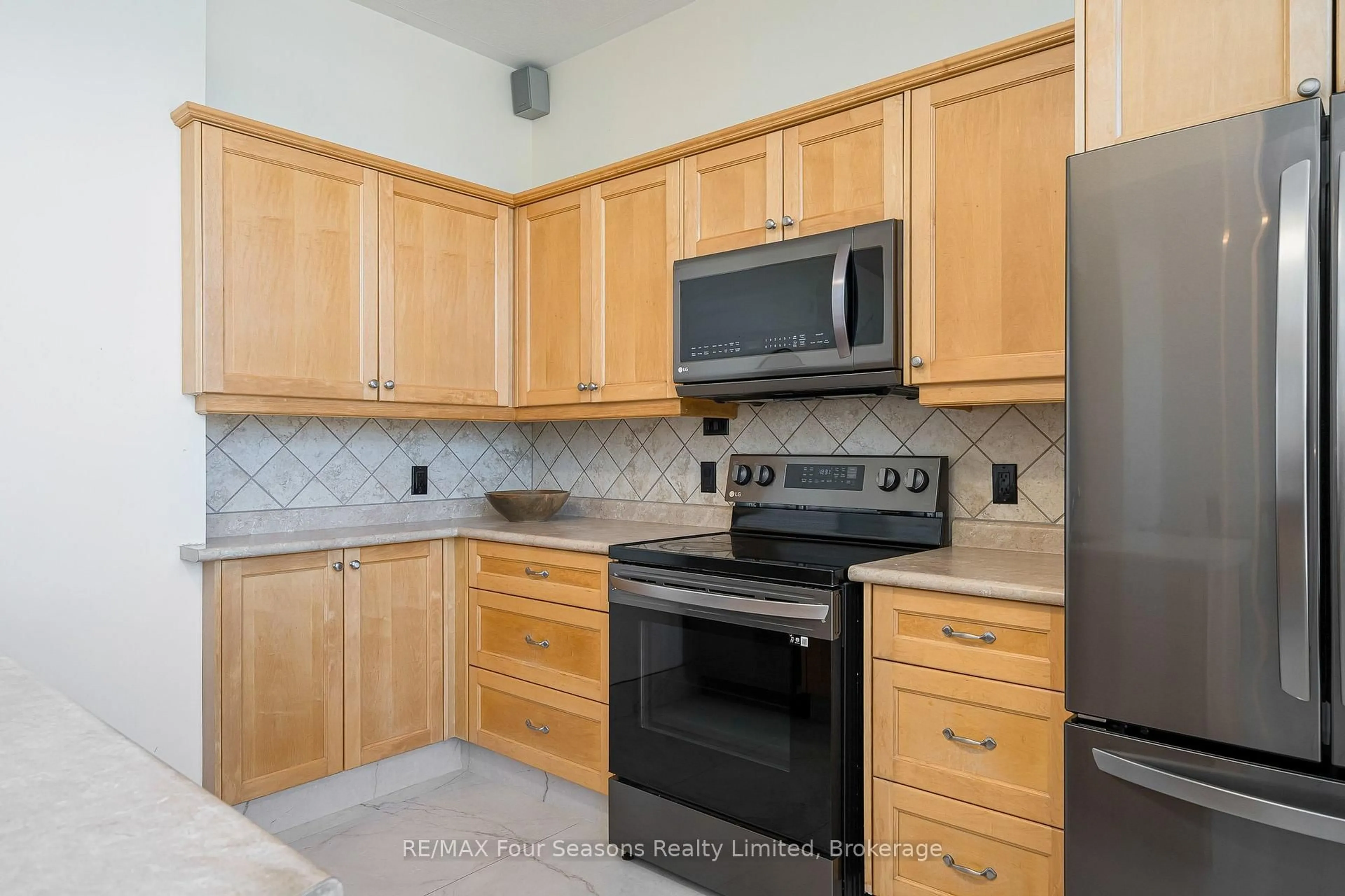 Standard kitchen, ceramic/tile floor for 36 Saint Marie St, Collingwood Ontario L9Y 3K1