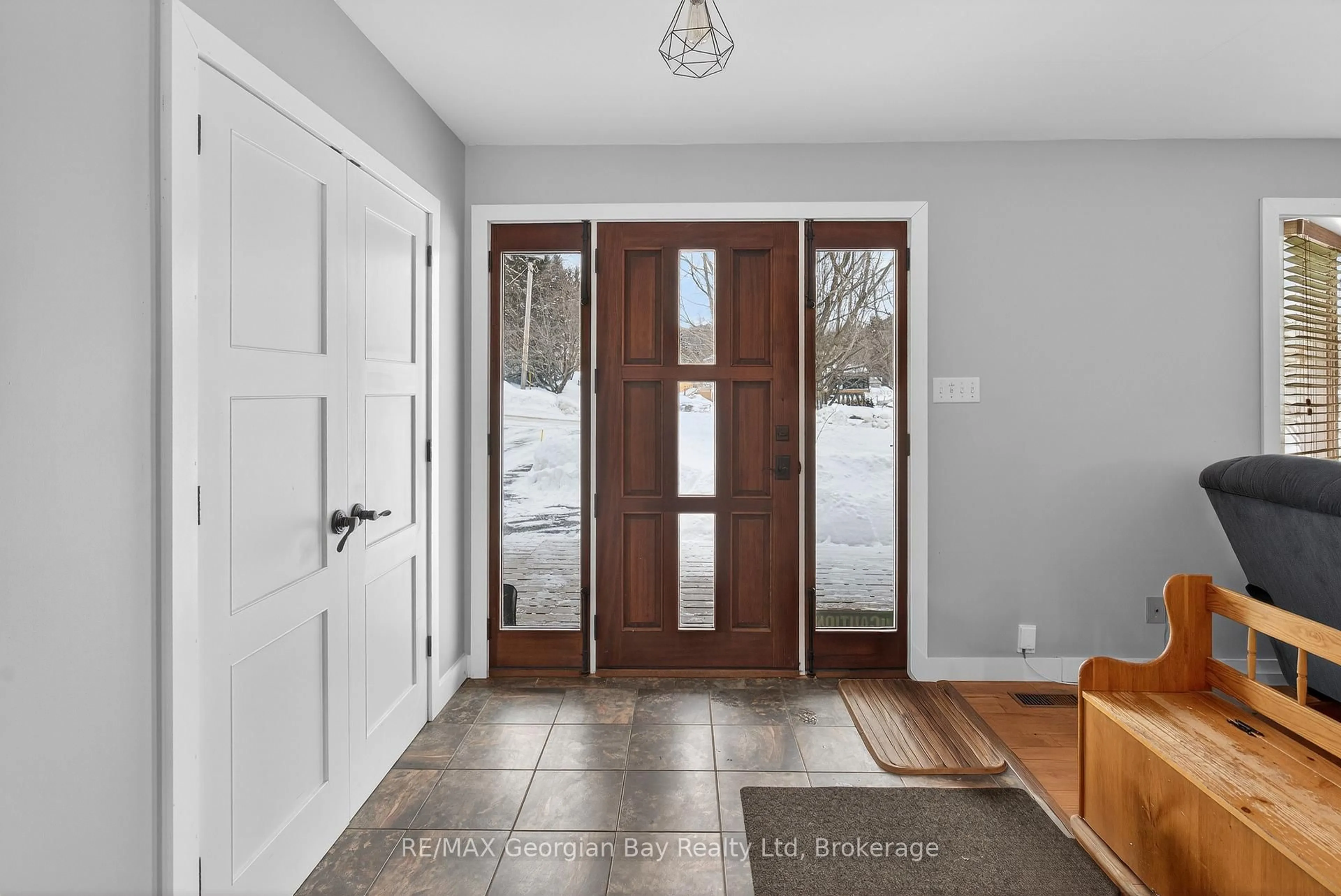 Indoor entryway for 63 Lepage Dr, Penetanguishene Ontario L9M 1R5