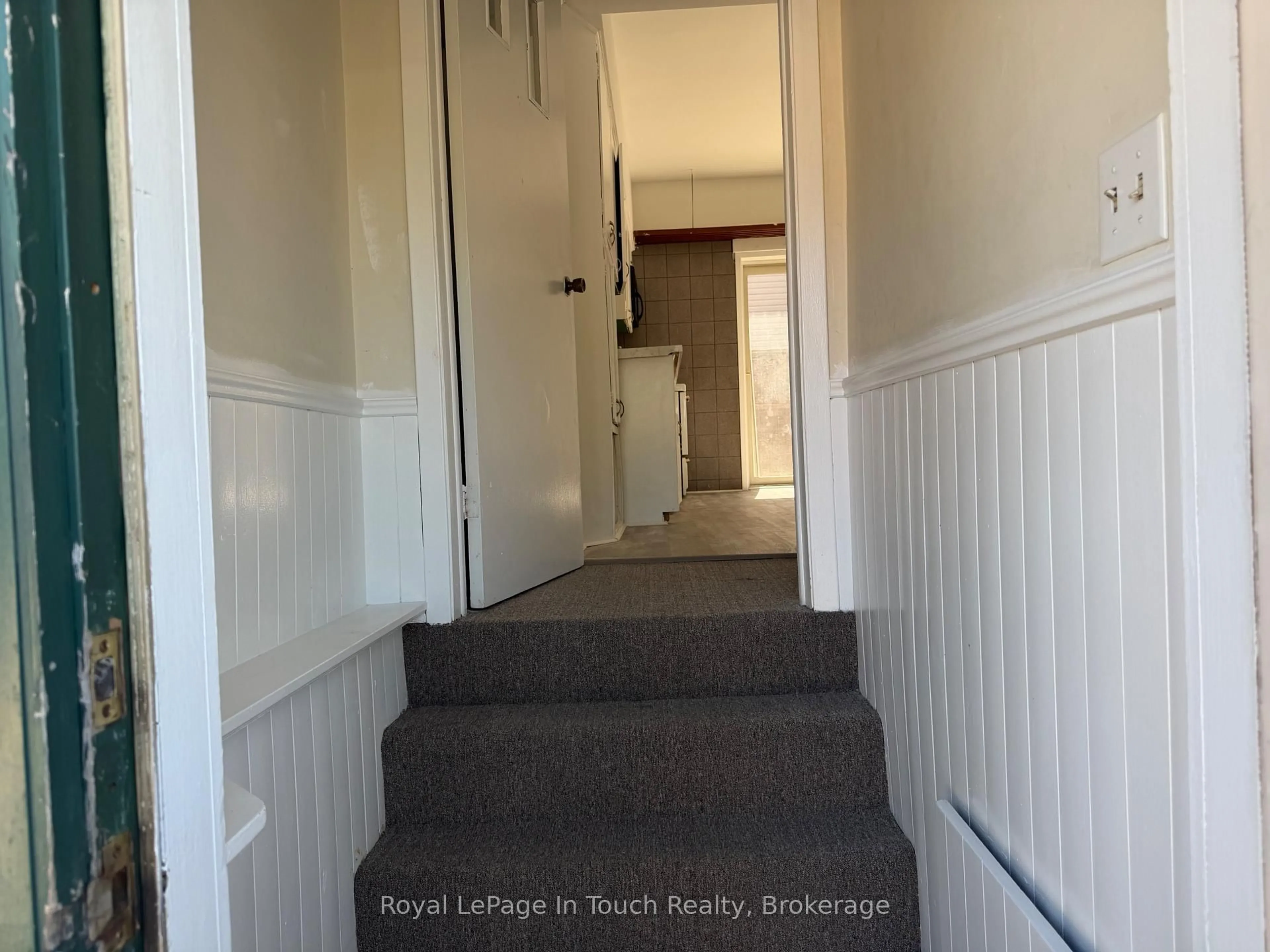 Indoor foyer for 519 Yonge St, Midland Ontario L4R 2C6