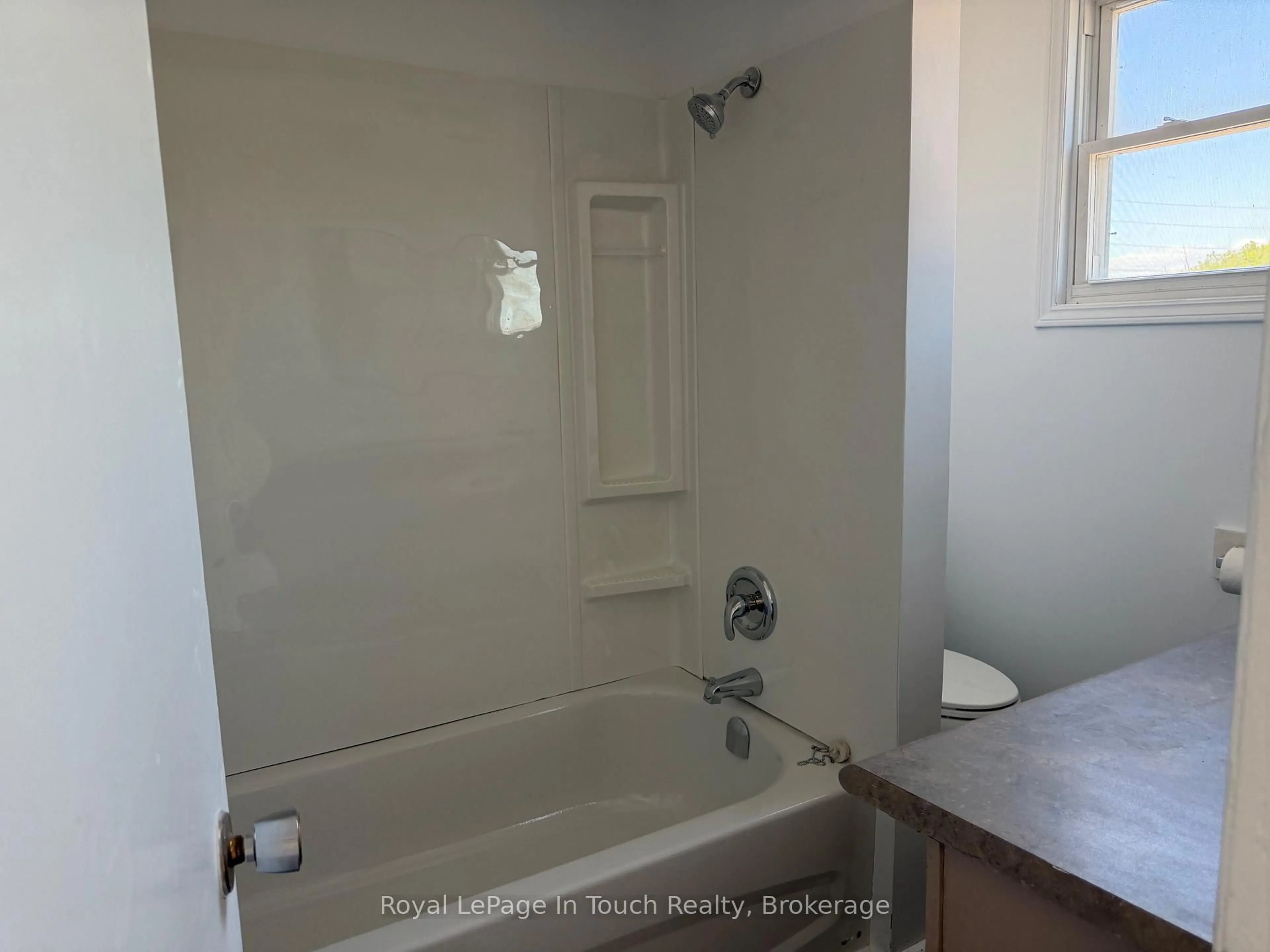 Standard bathroom, unknown for 519 Yonge St, Midland Ontario L4R 2C6