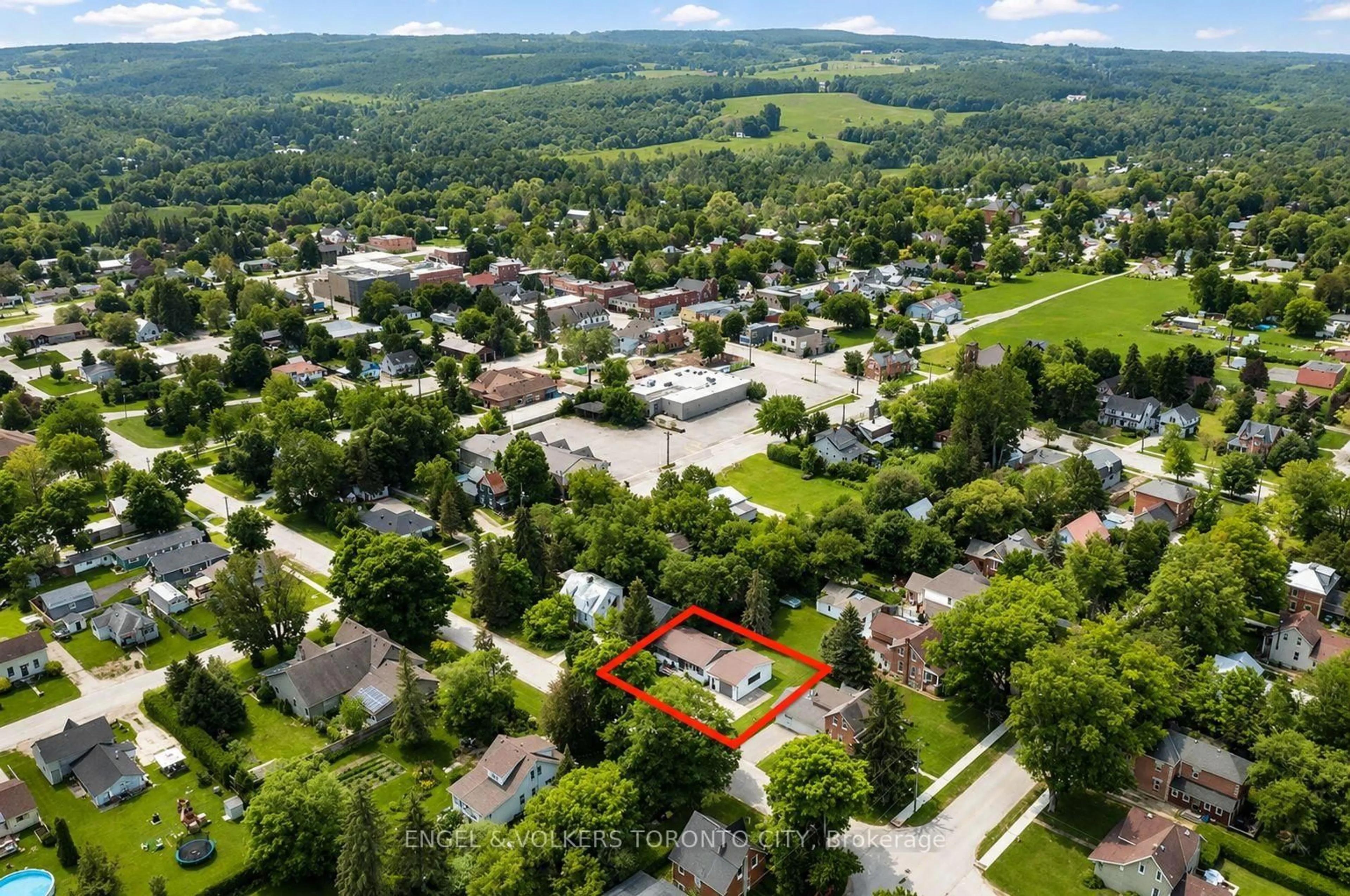 A pic from outside/outdoor area/front of a property/back of a property/a pic from drone, mountain view for 194 Library St, Clearview Ontario L0M 1G0