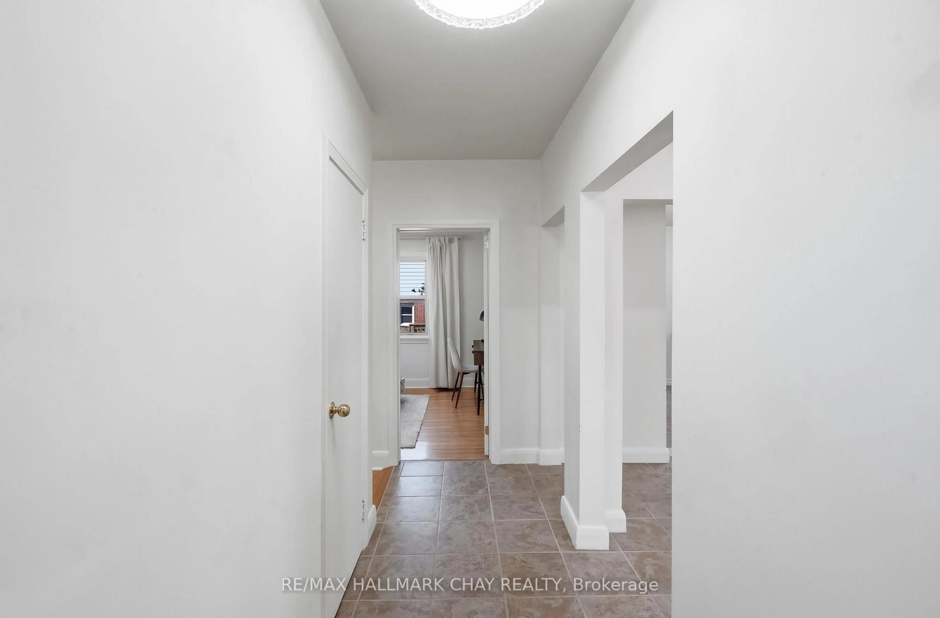 Indoor entryway for 174 St Vincent St, Barrie Ontario L4M 3Z2
