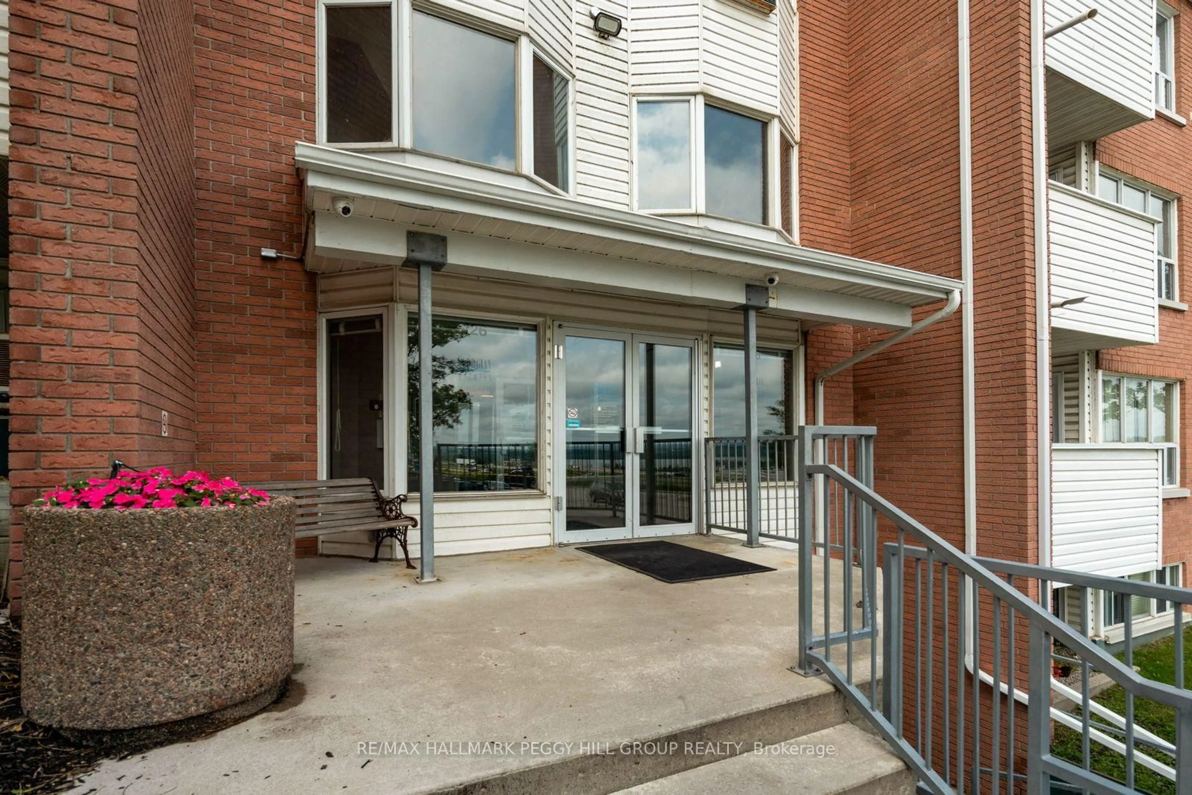 Indoor foyer for 126 Bell Farm Rd #B08, Barrie Ontario L4M 6J3