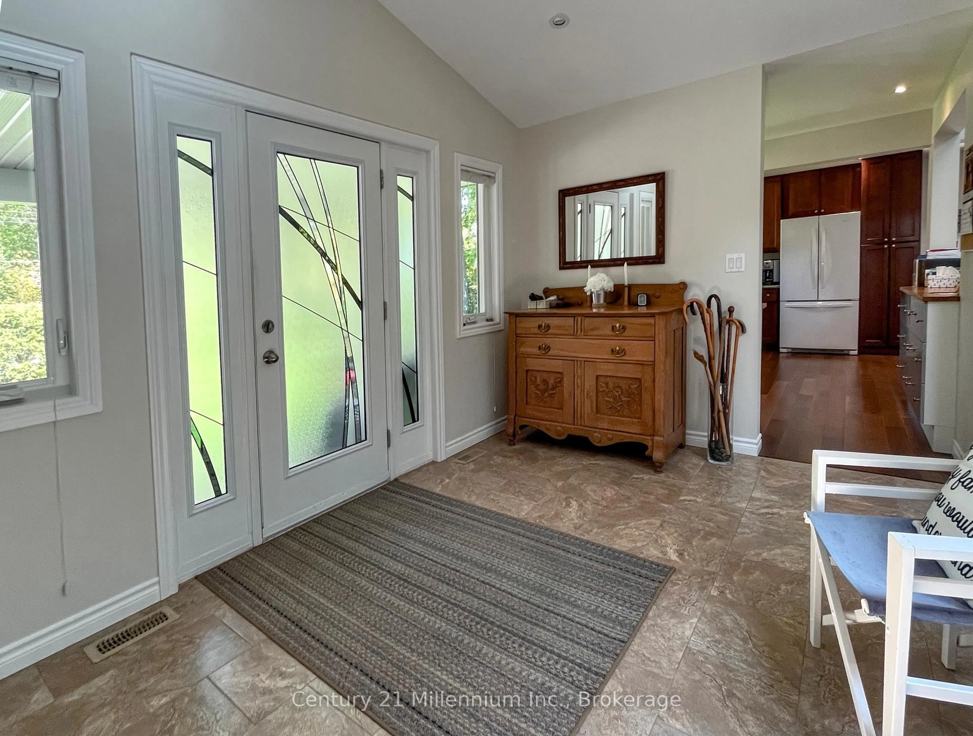 Indoor entryway for 58 Cedarlane Dr, Wasaga Beach Ontario L9Z 2S1