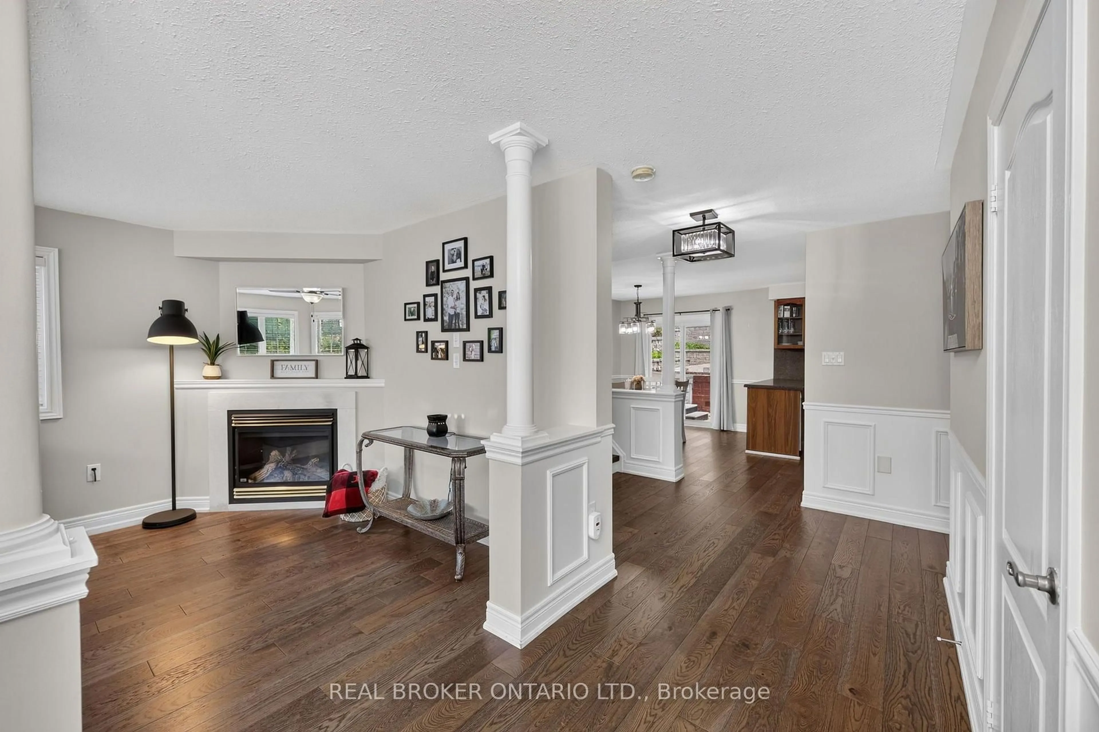 Indoor entryway for 35 Bloom Cres, Barrie Ontario L4N 0S8