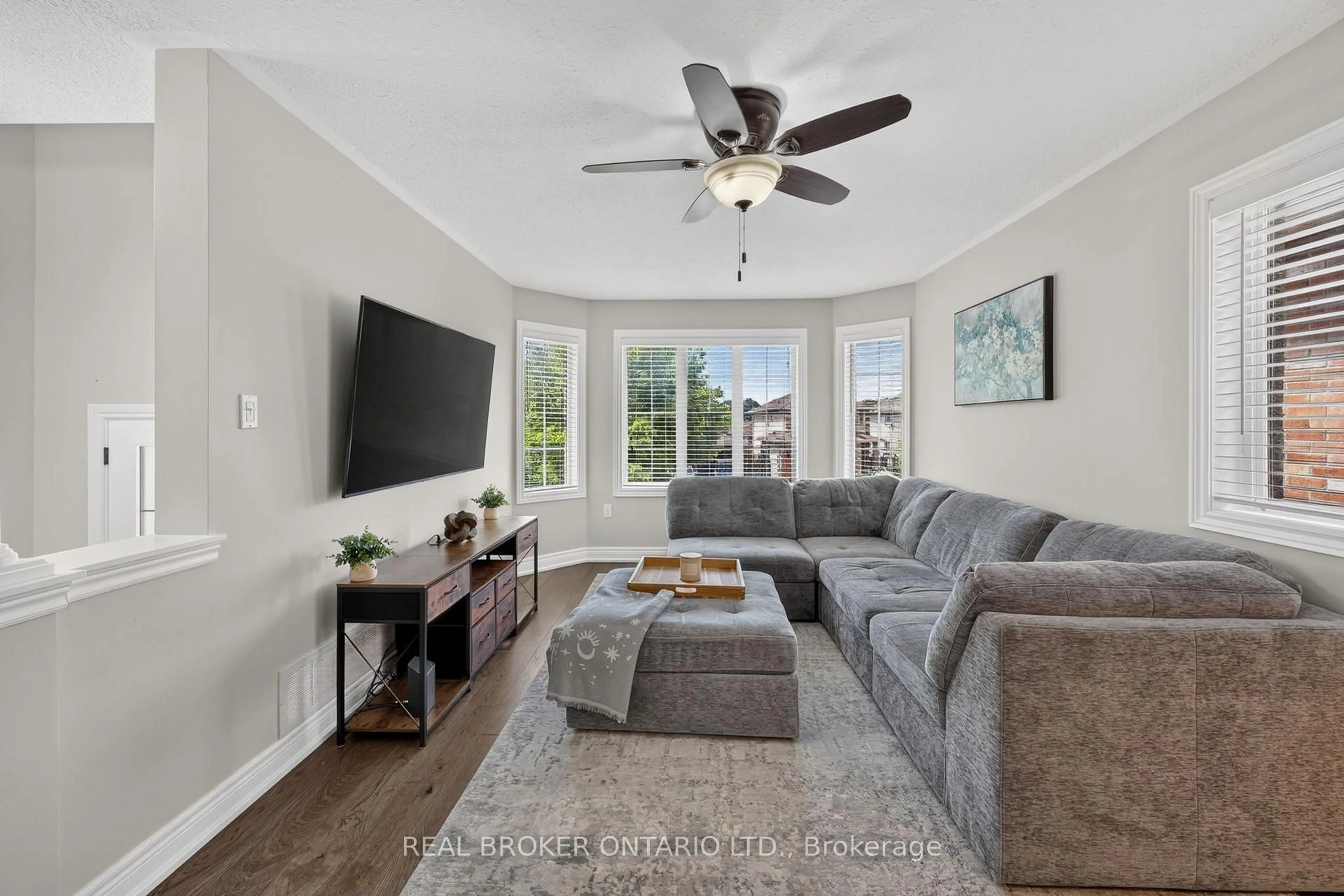 Living room with furniture, unknown for 35 Bloom Cres, Barrie Ontario L4N 0S8