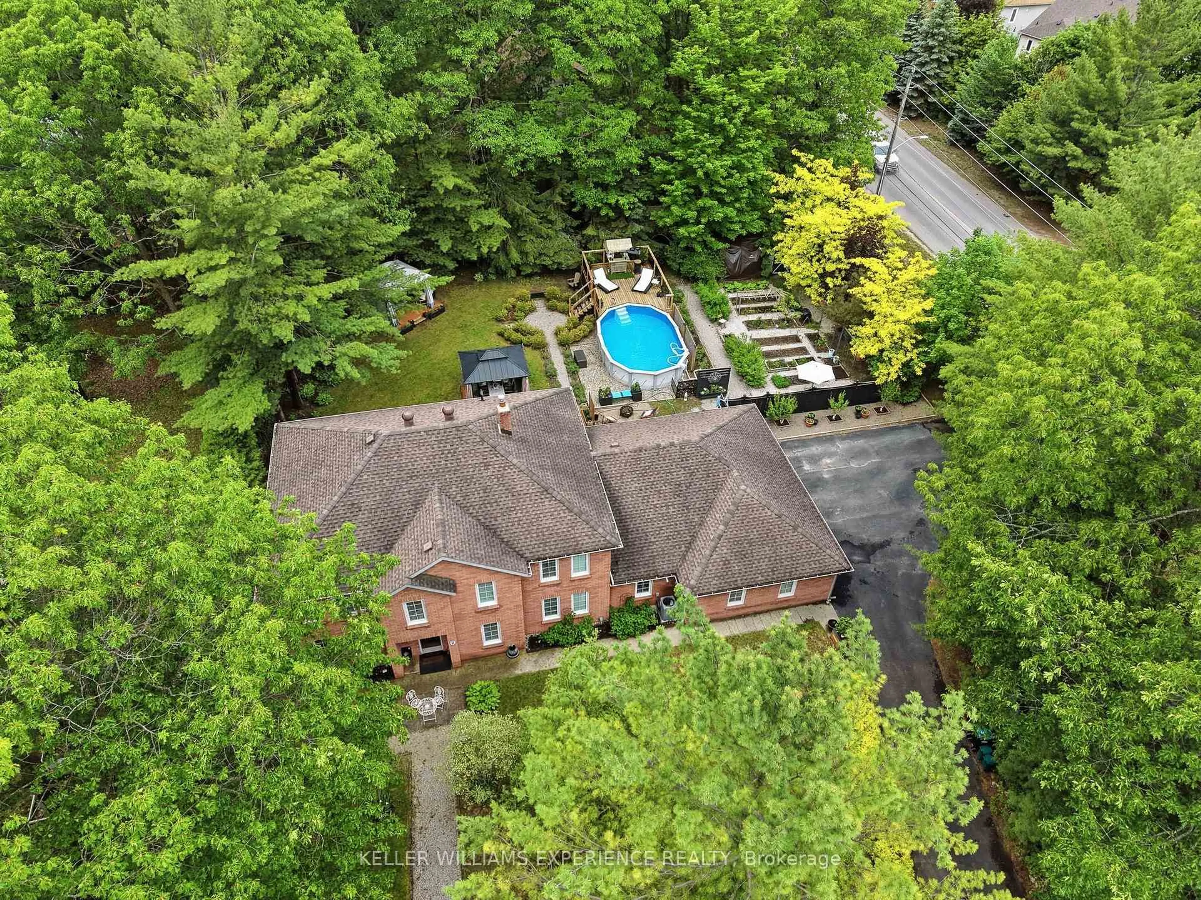 A pic from outside/outdoor area/front of a property/back of a property/a pic from drone, unknown for 2 Seeley Crt, Wasaga Beach Ontario L9Z 2A7