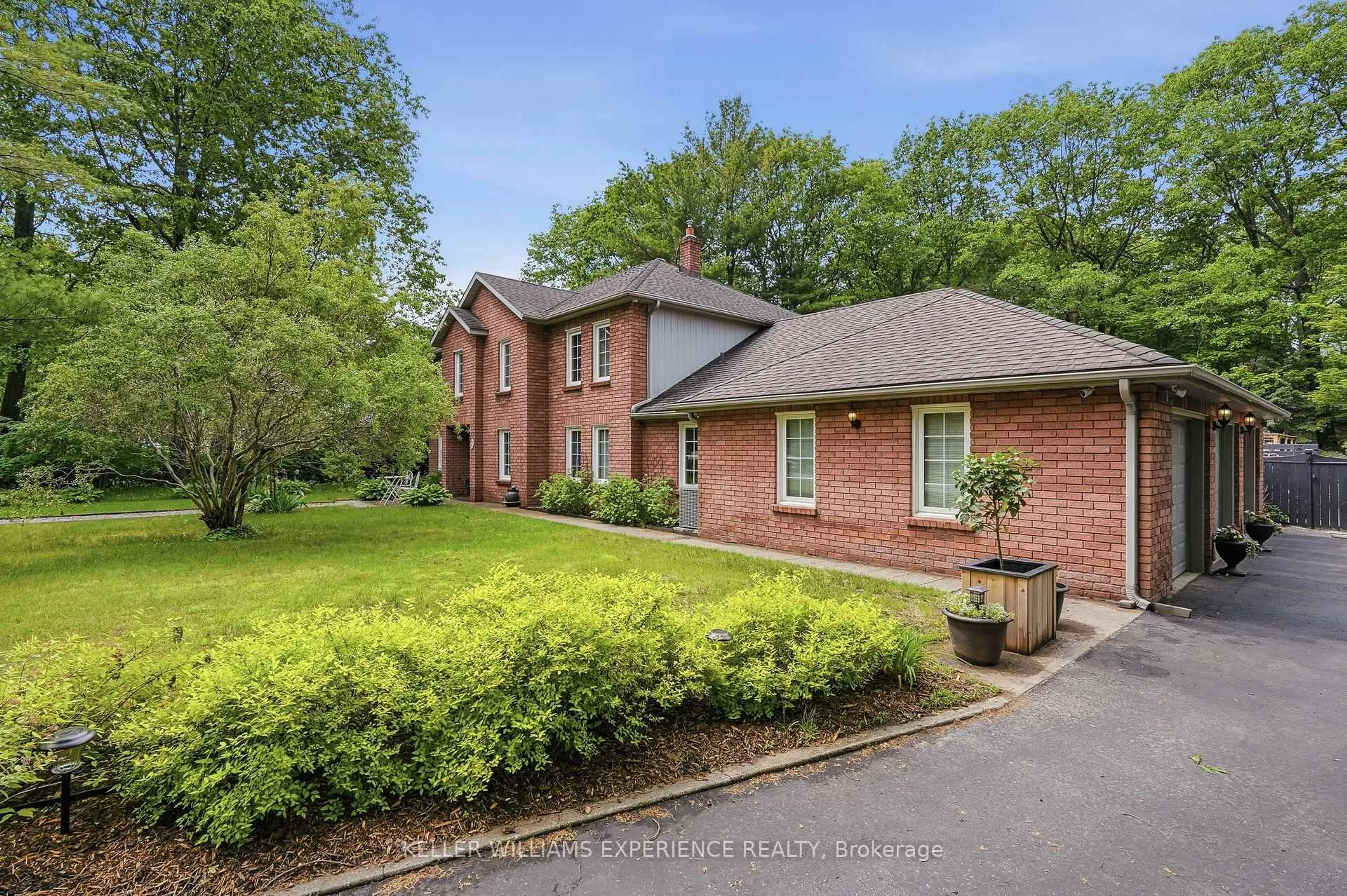 Home with brick exterior material, unknown for 2 Seeley Crt, Wasaga Beach Ontario L9Z 2A7