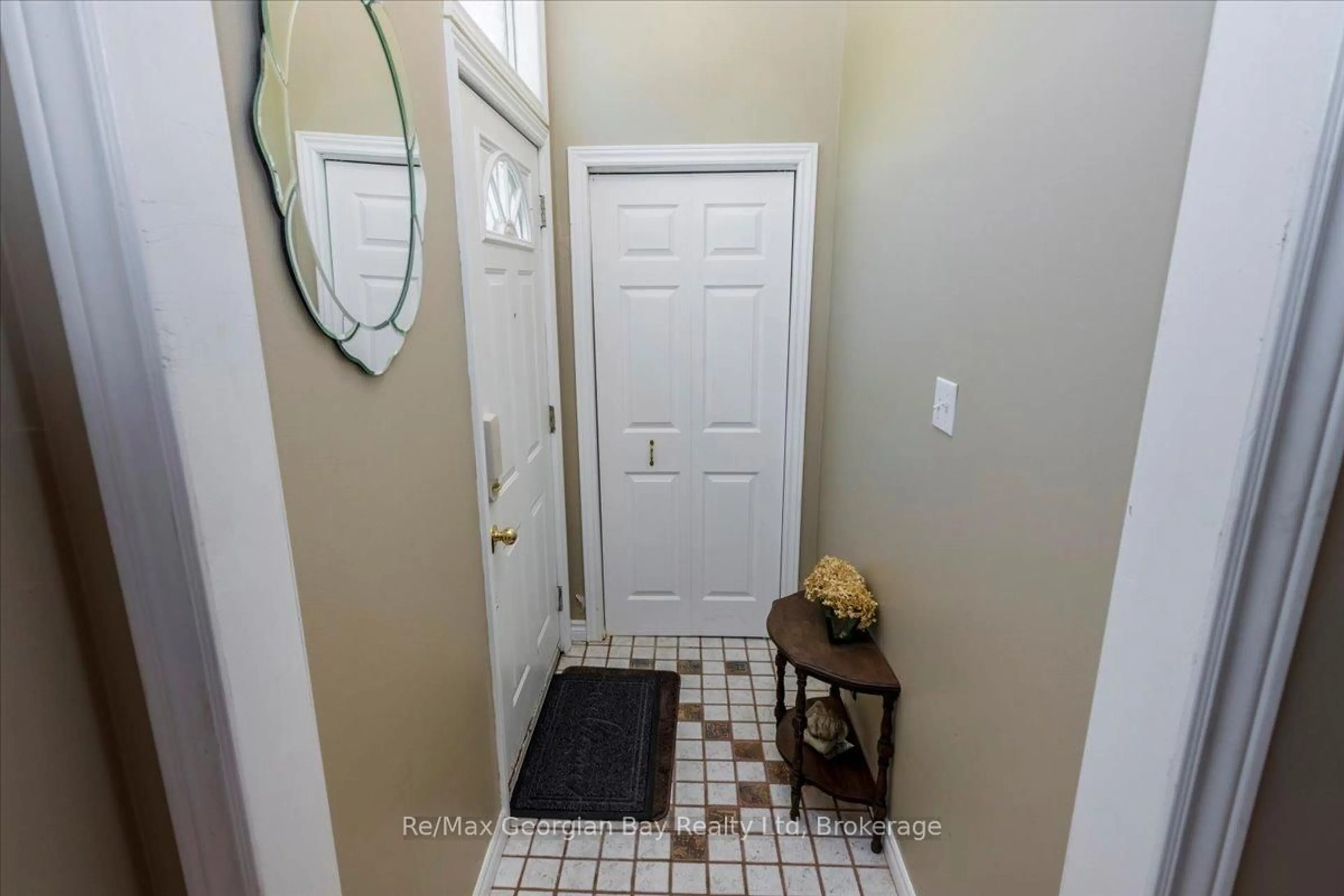 Indoor entryway for 1339 Everton Rd, Midland Ontario L4R 5J5
