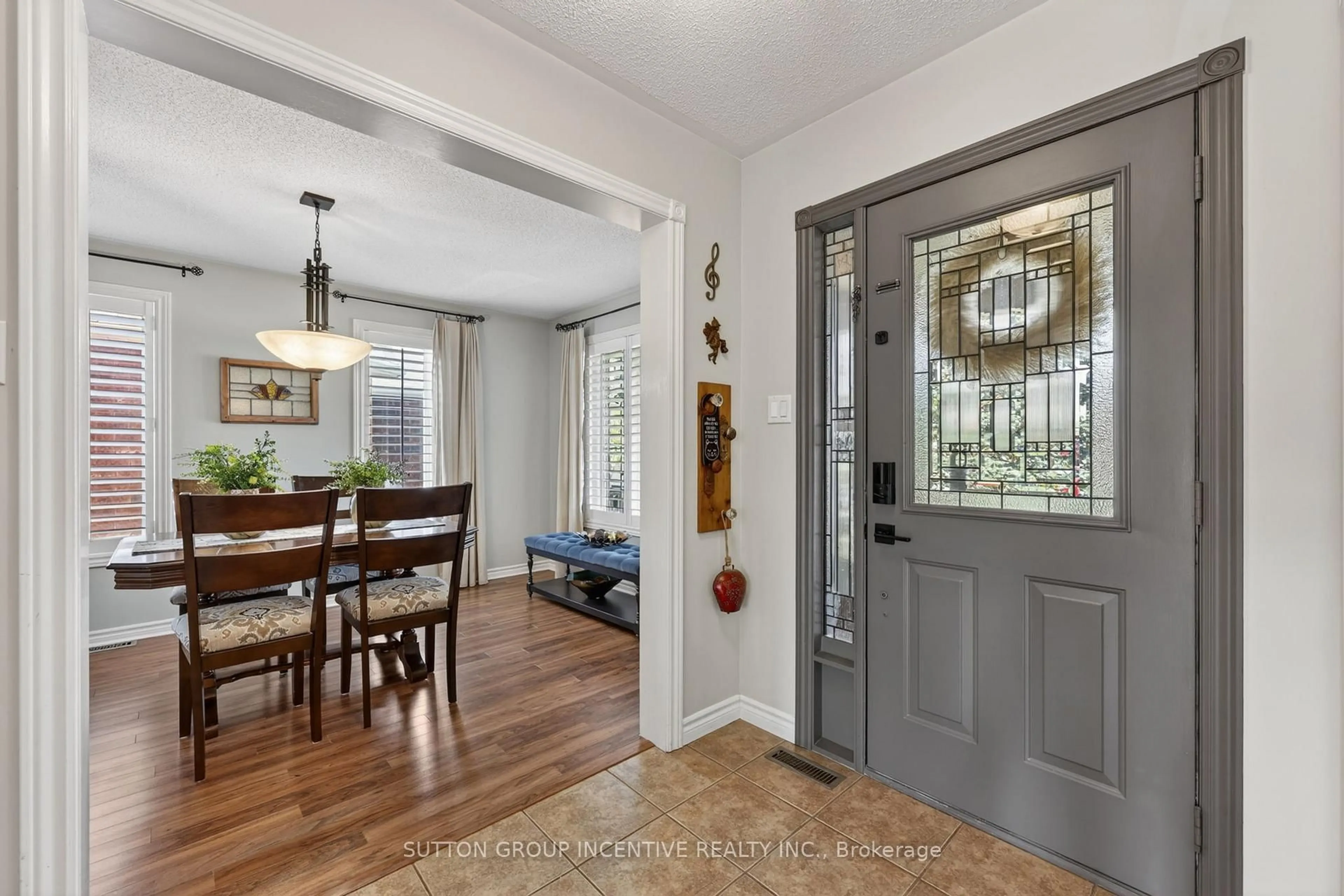 Indoor entryway for 255 Pringle Dr, Barrie Ontario L4N 0P4