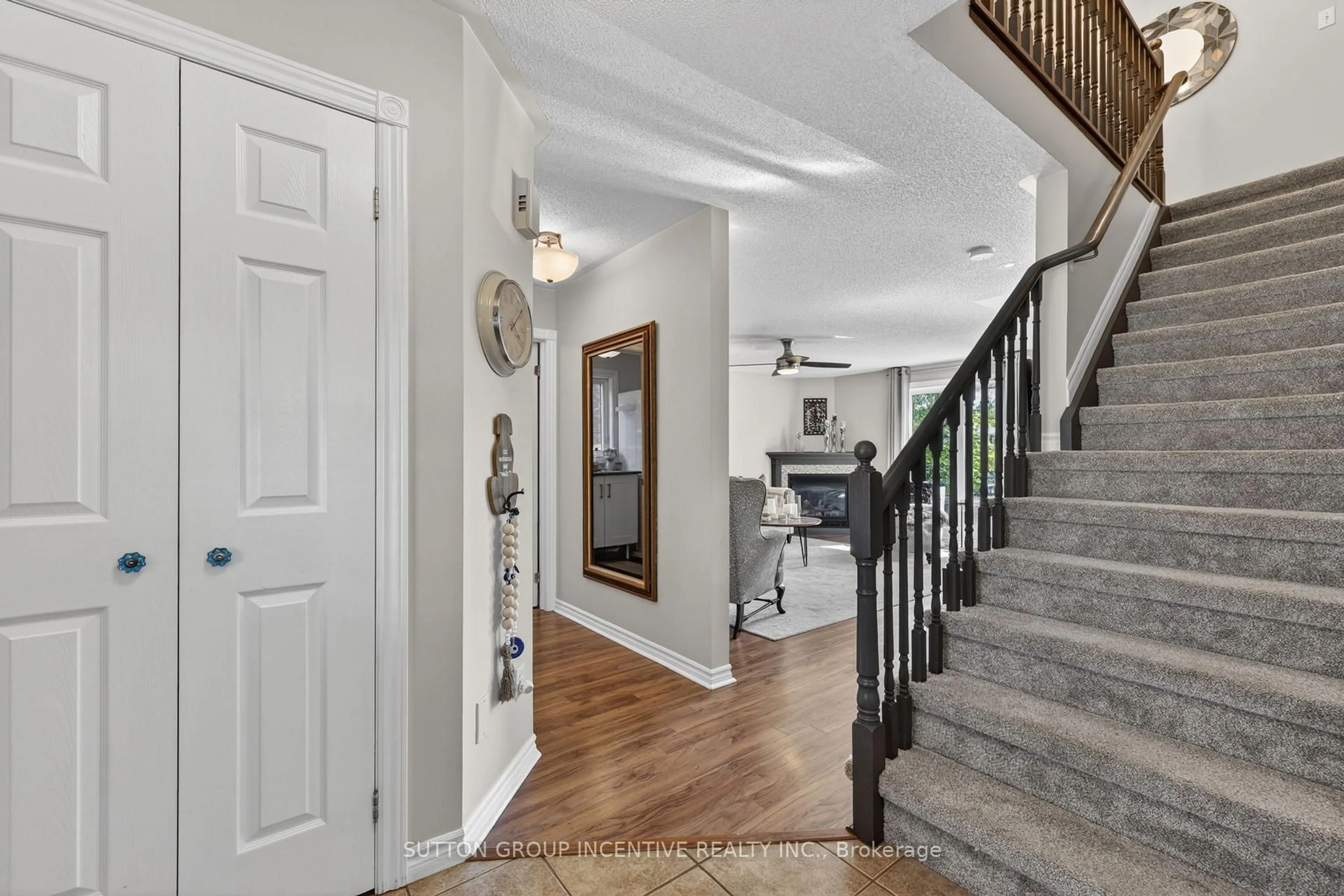 Indoor entryway for 255 Pringle Dr, Barrie Ontario L4N 0P4