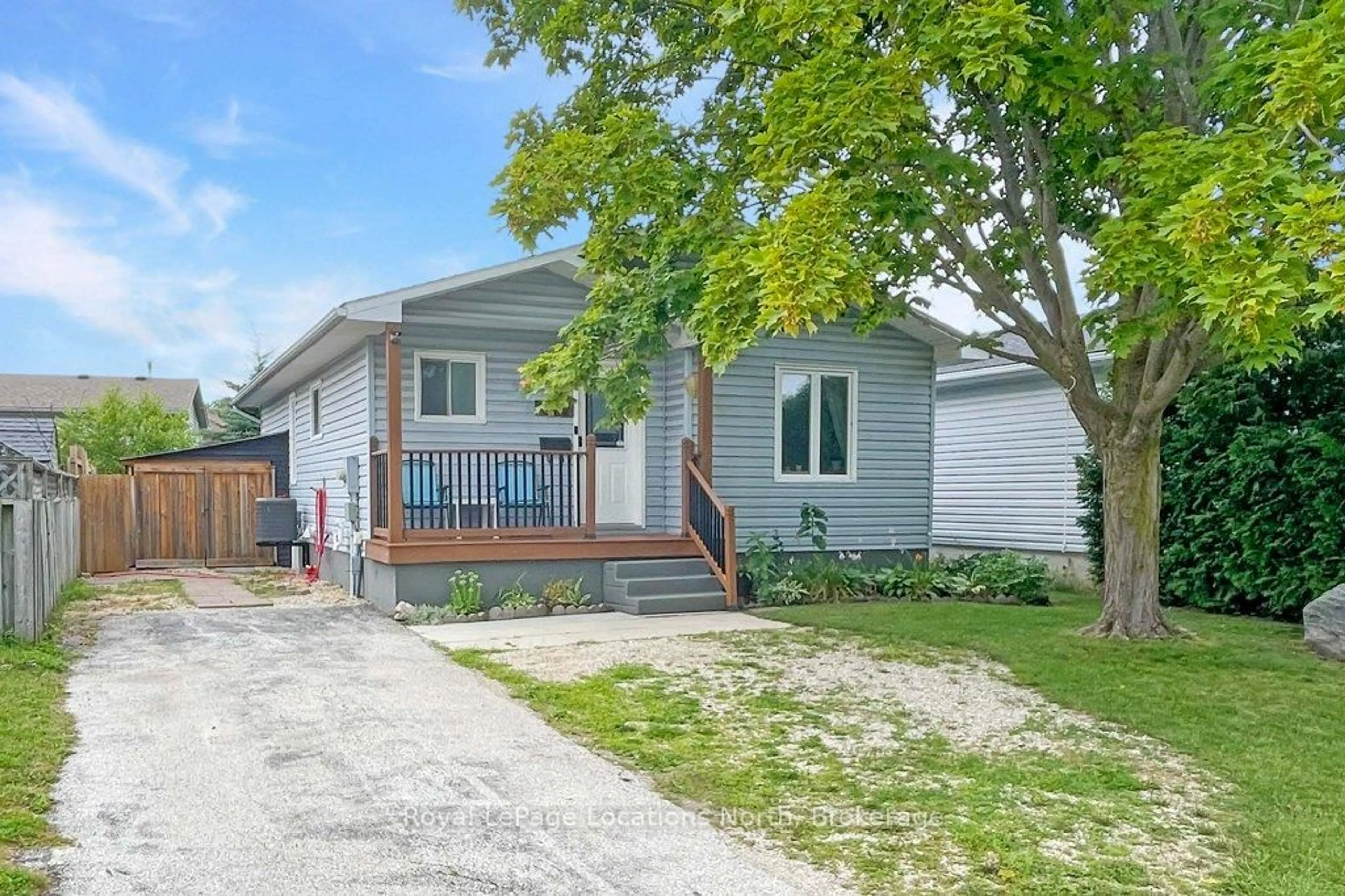 A pic from outside/outdoor area/front of a property/back of a property/a pic from drone, street for 642 Spruce St, Collingwood Ontario L9Y 4T6