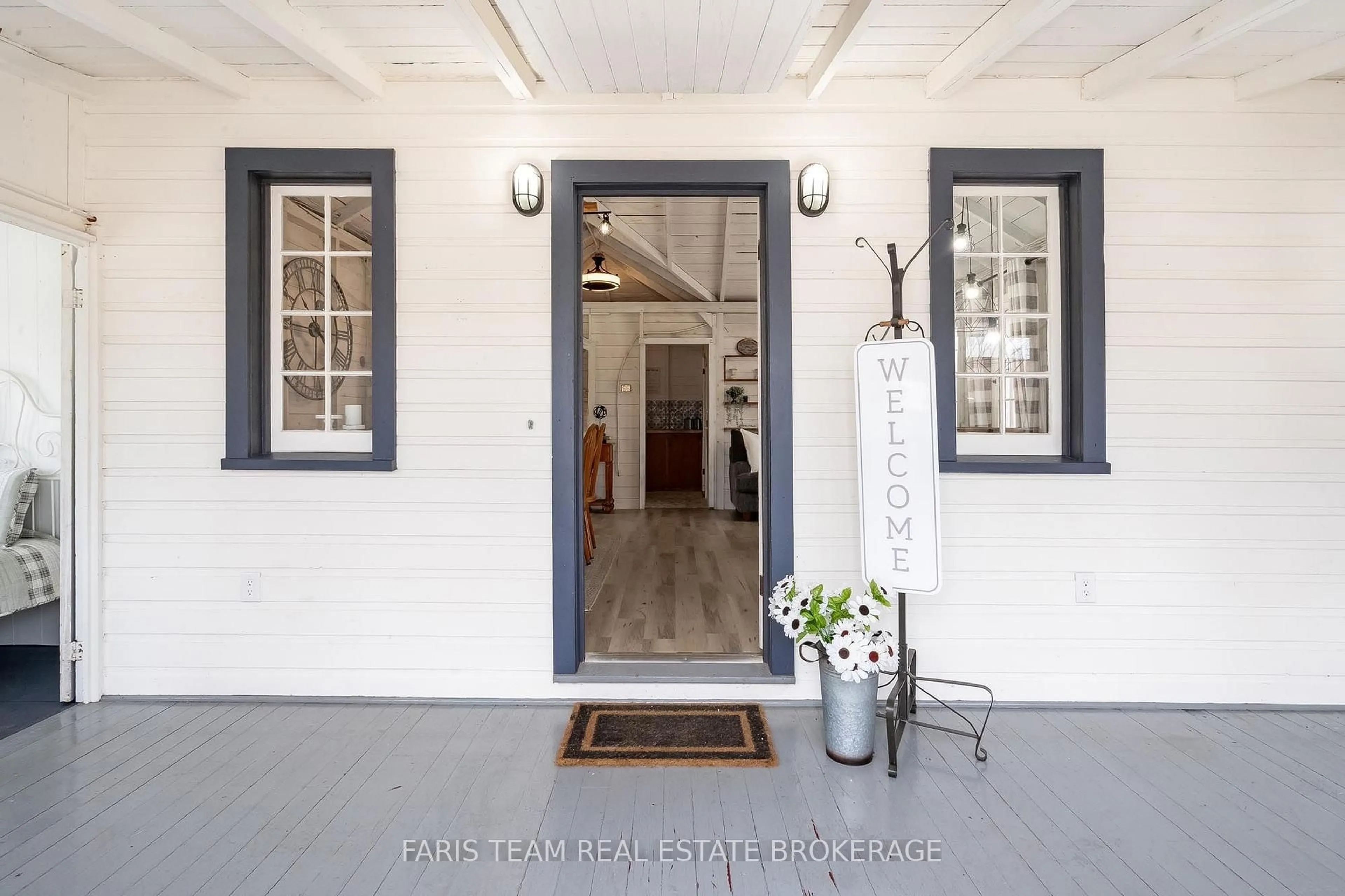 Indoor entryway for 365 Robins Point Rd, Tay Ontario L0K 2A0