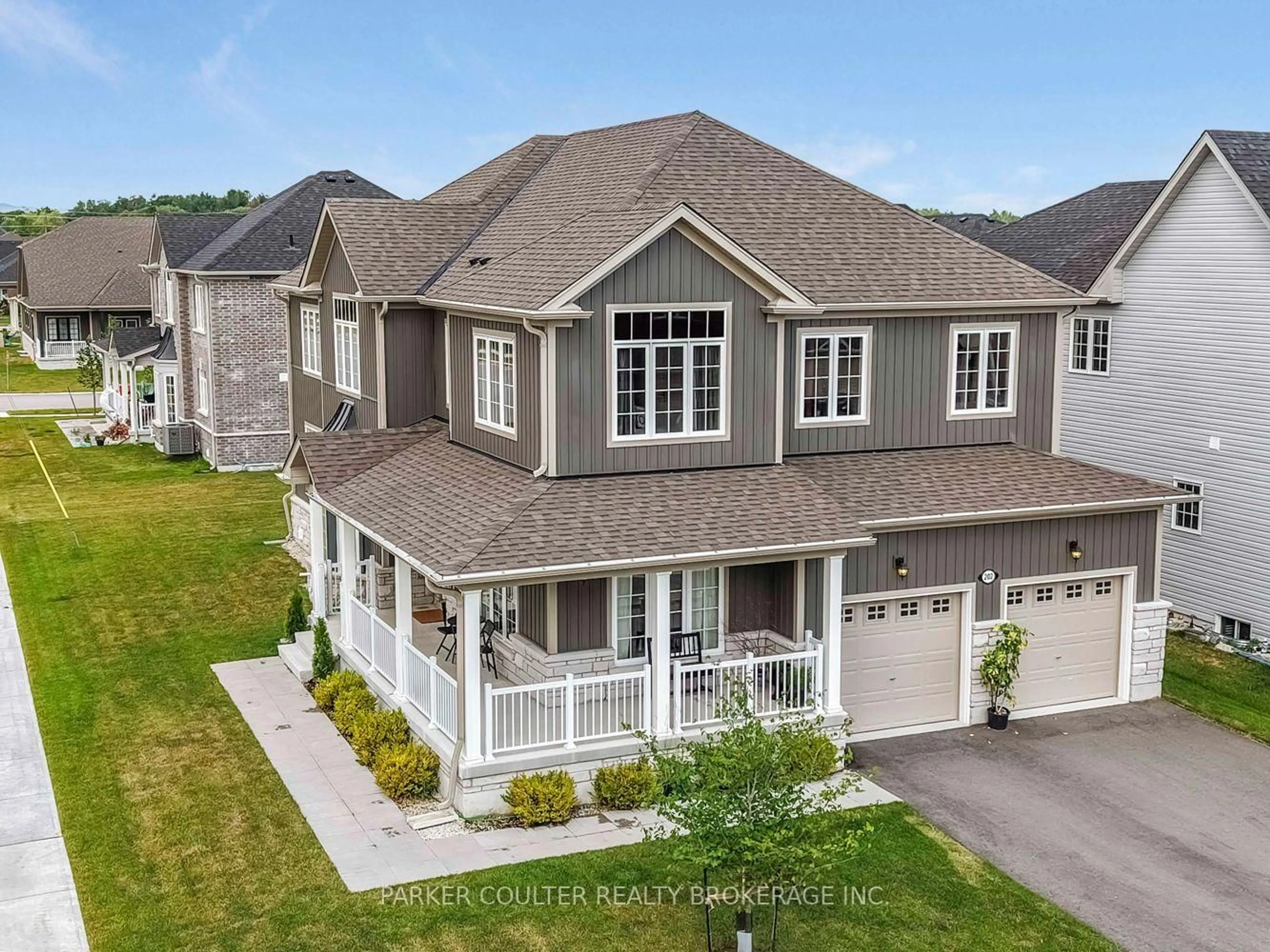 A pic from outside/outdoor area/front of a property/back of a property/a pic from drone, street for 202 Clipper Dr, Clearview Ontario L0M 1S0