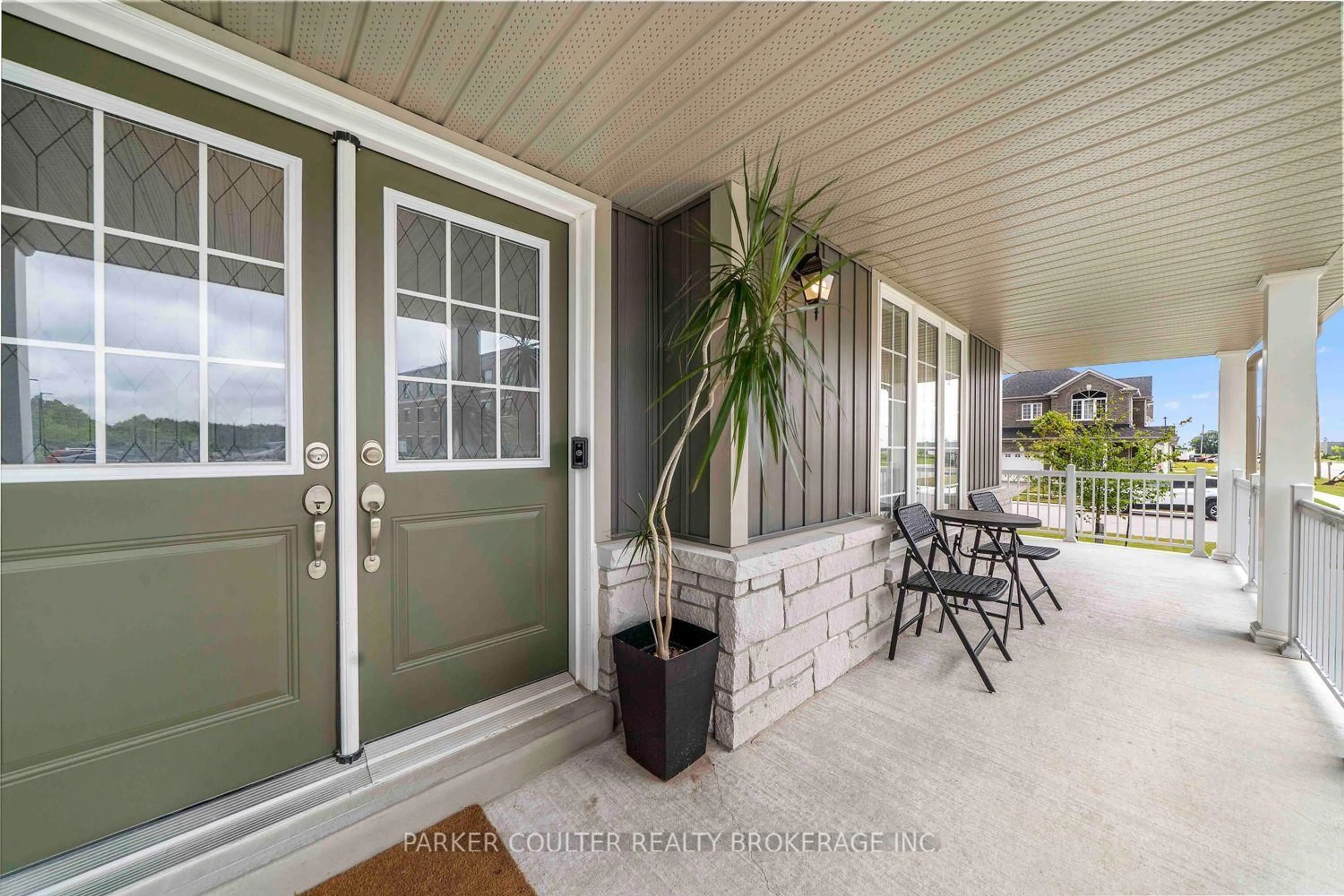 Indoor entryway for 202 Clipper Dr, Clearview Ontario L0M 1S0