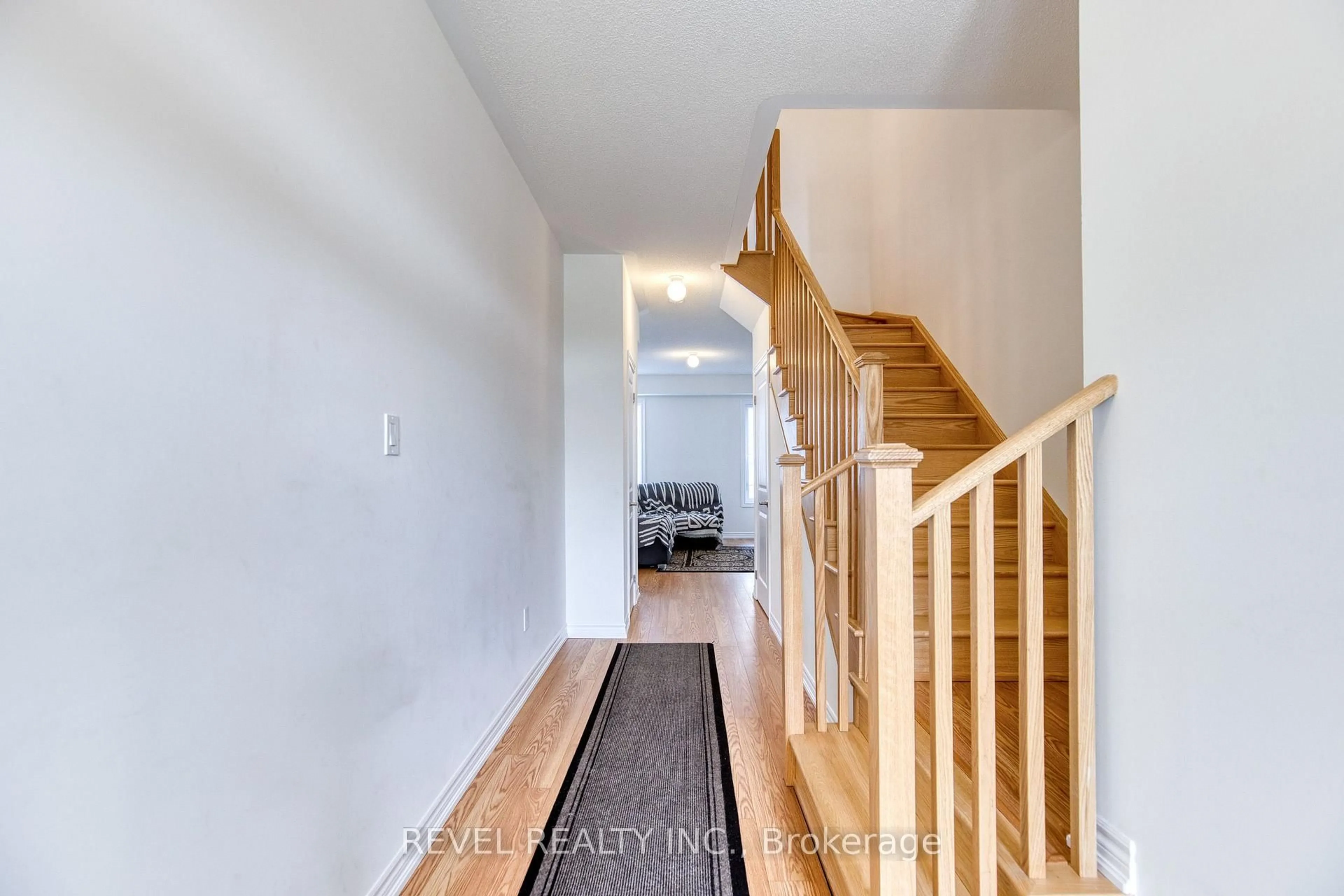 Indoor entryway for 12 Hylton Dr, Barrie Ontario L9J 0W5