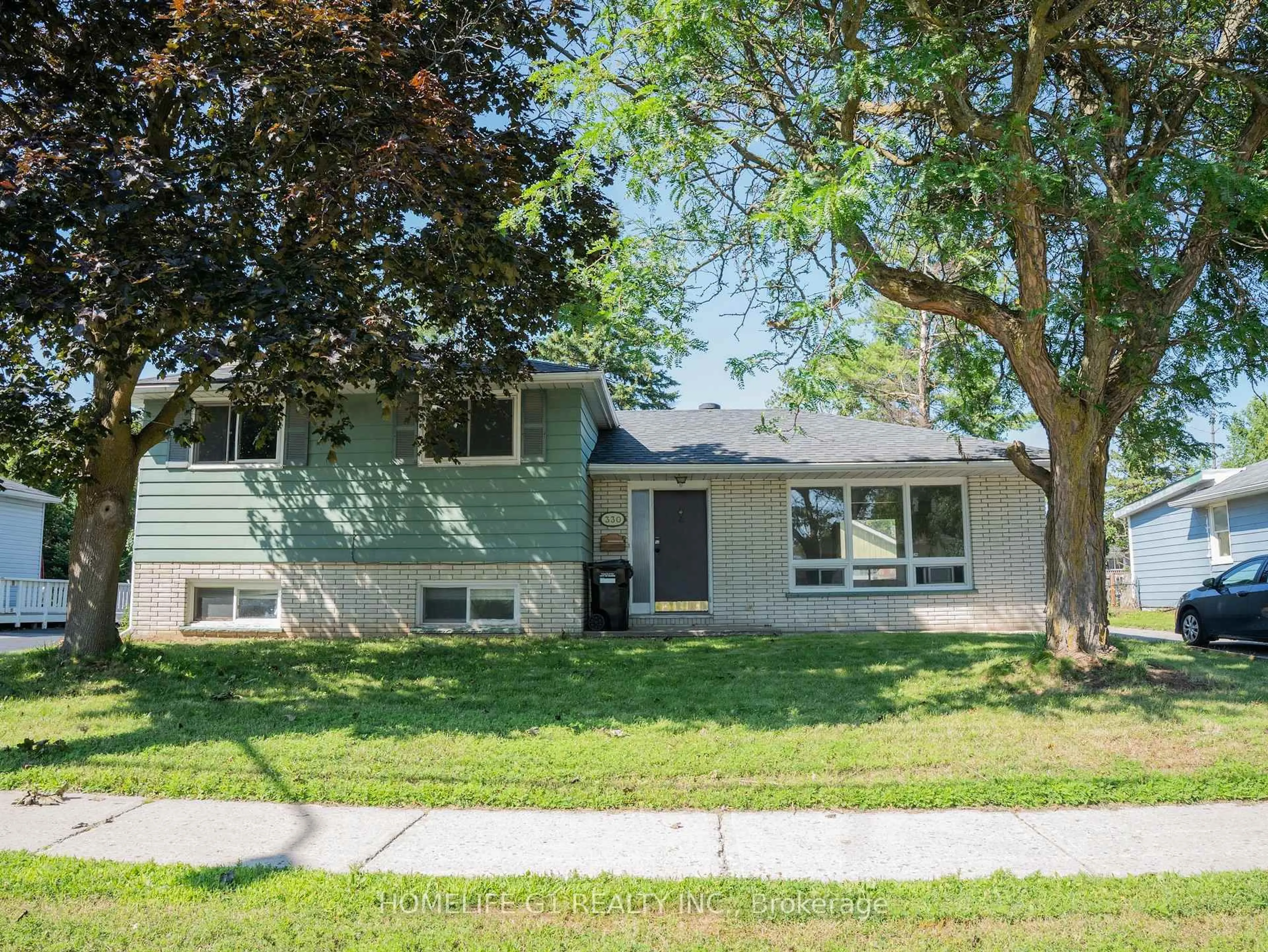 Home with vinyl exterior material, street for 330 Grove St, Barrie Ontario L4M 2R5