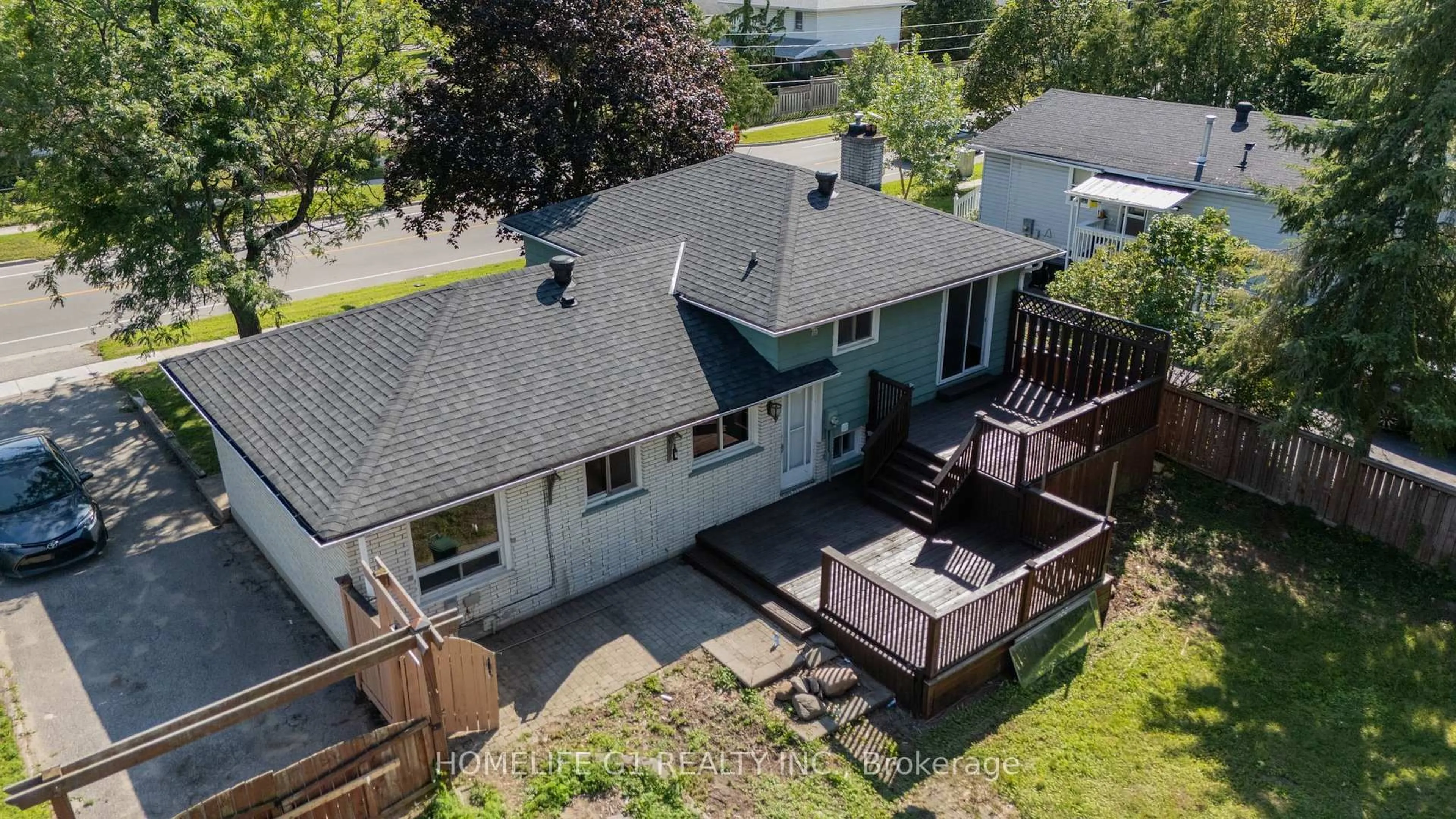 A pic from outside/outdoor area/front of a property/back of a property/a pic from drone, unknown for 330 Grove St, Barrie Ontario L4M 2R5