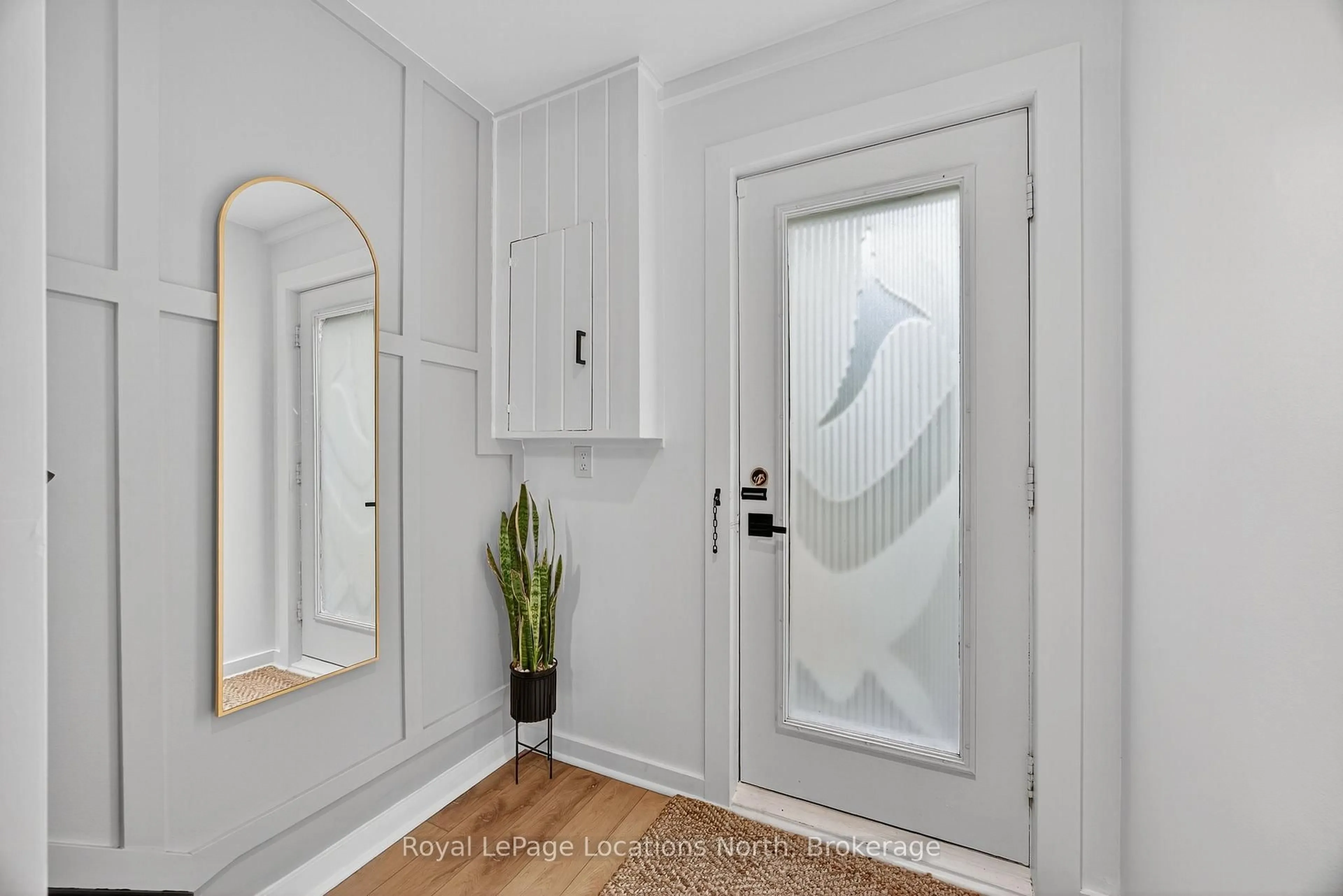 Indoor entryway for 5 Dawson Dr #305, Collingwood Ontario L9Y 5B4