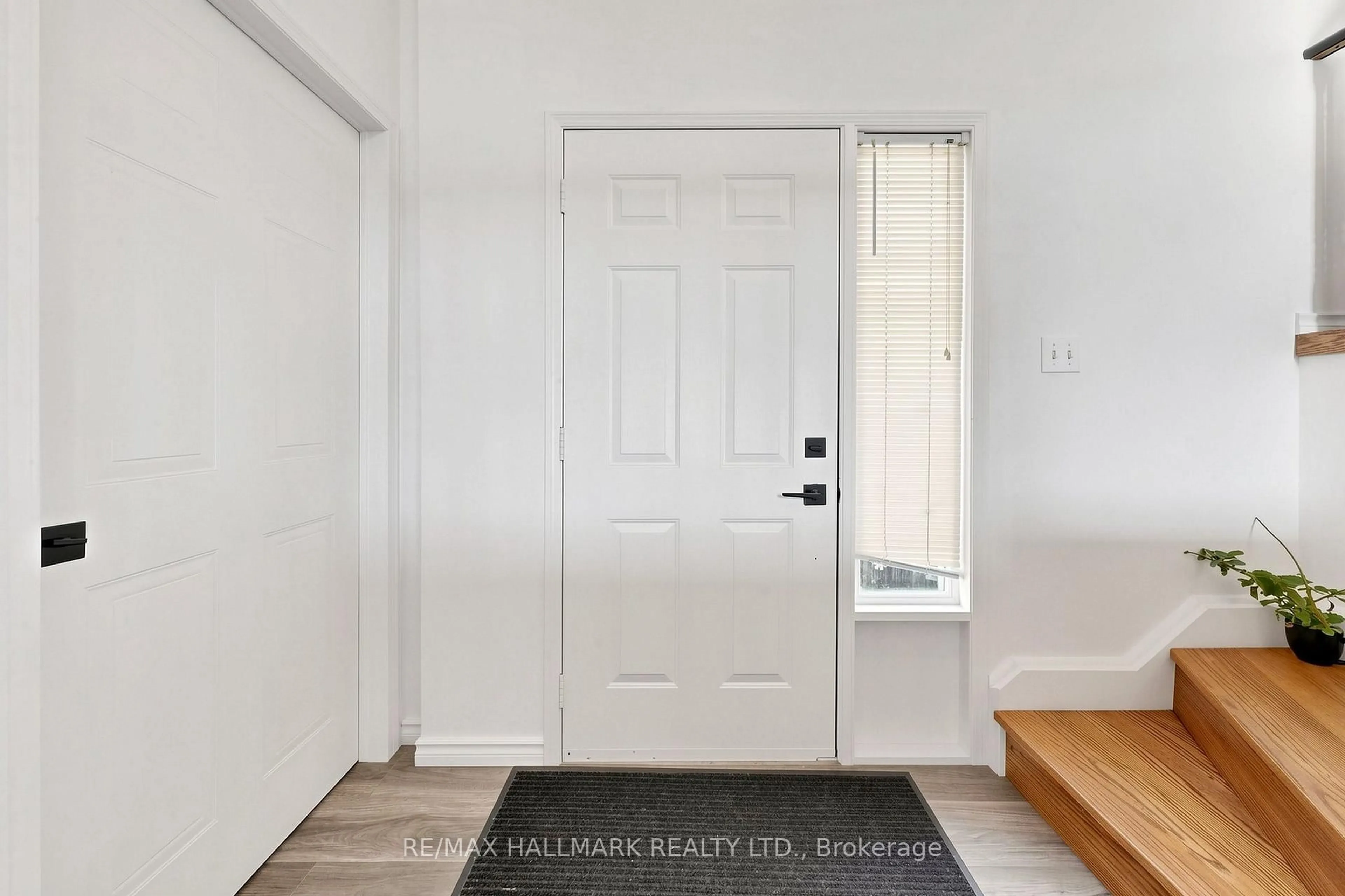 Indoor entryway for 90 Barre Dr, Barrie Ontario L4N 7P1