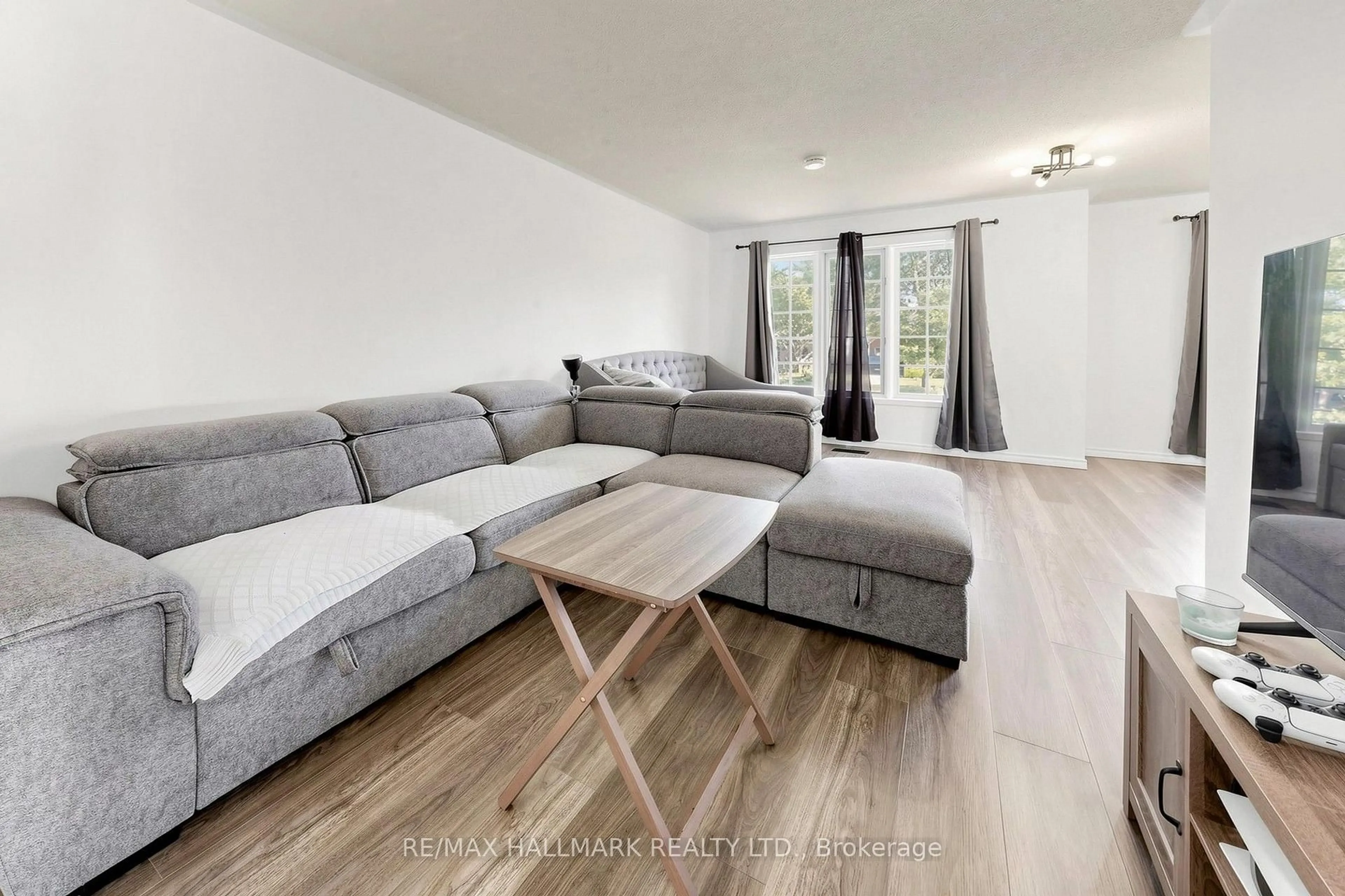 Living room with furniture, wood/laminate floor for 90 Barre Dr, Barrie Ontario L4N 7P1