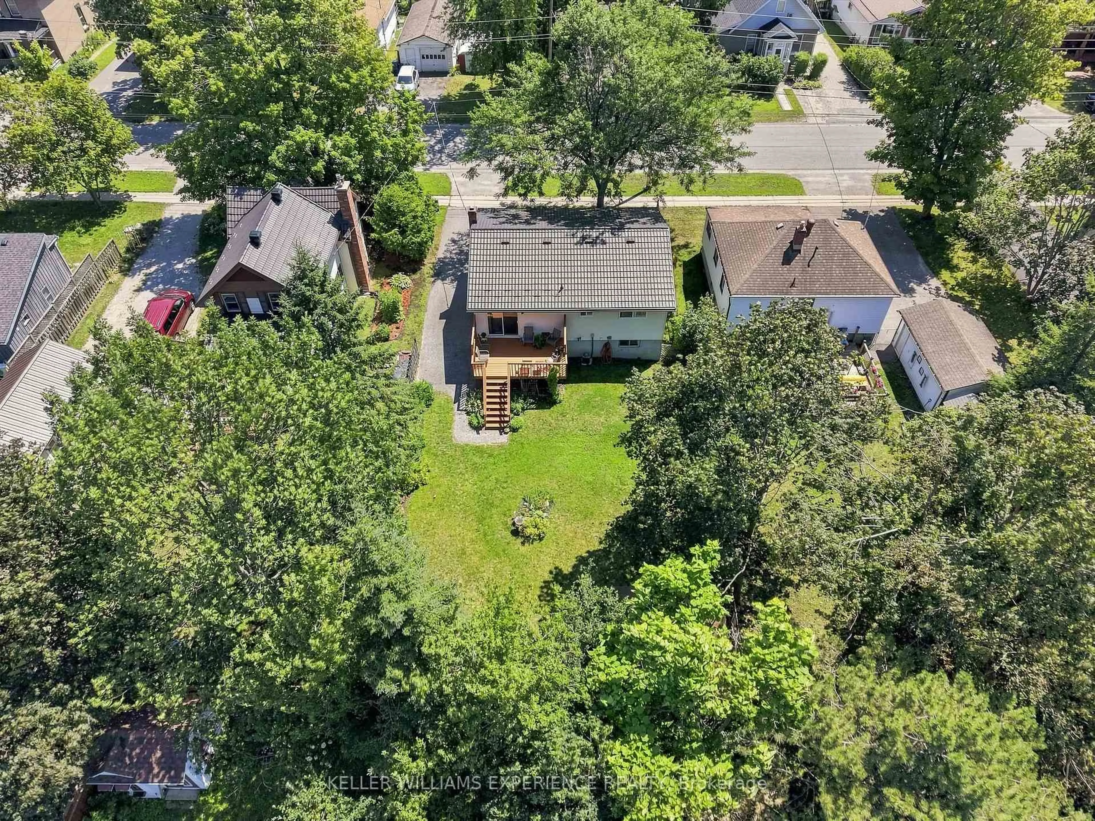 A pic from outside/outdoor area/front of a property/back of a property/a pic from drone, unknown for 364 Mary St, Orillia Ontario L3V 3G3