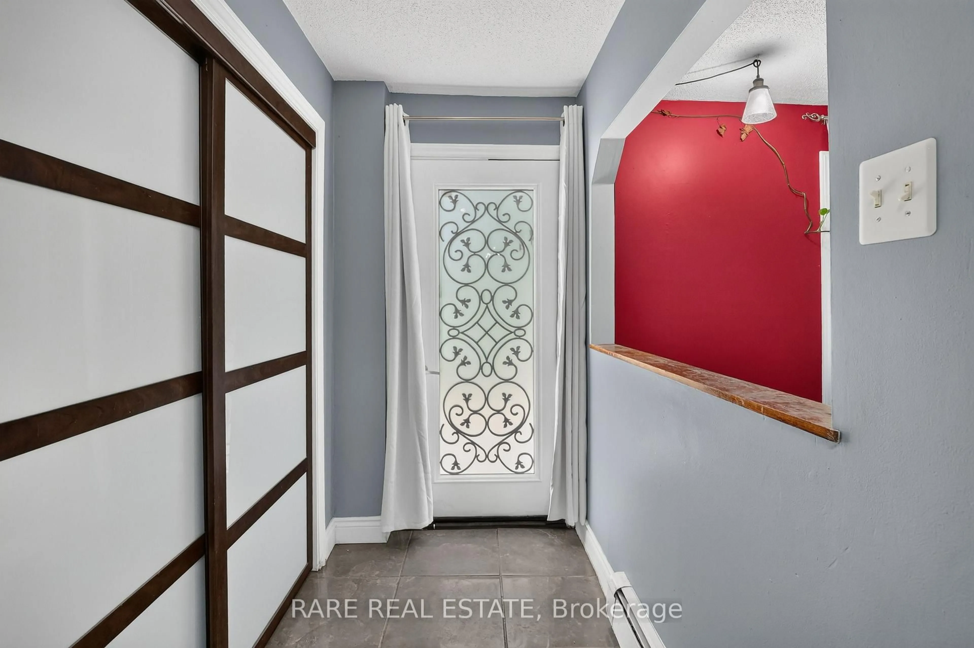 Indoor entryway for 14 Pineway Crt, Clearview Ontario L0M 1N0