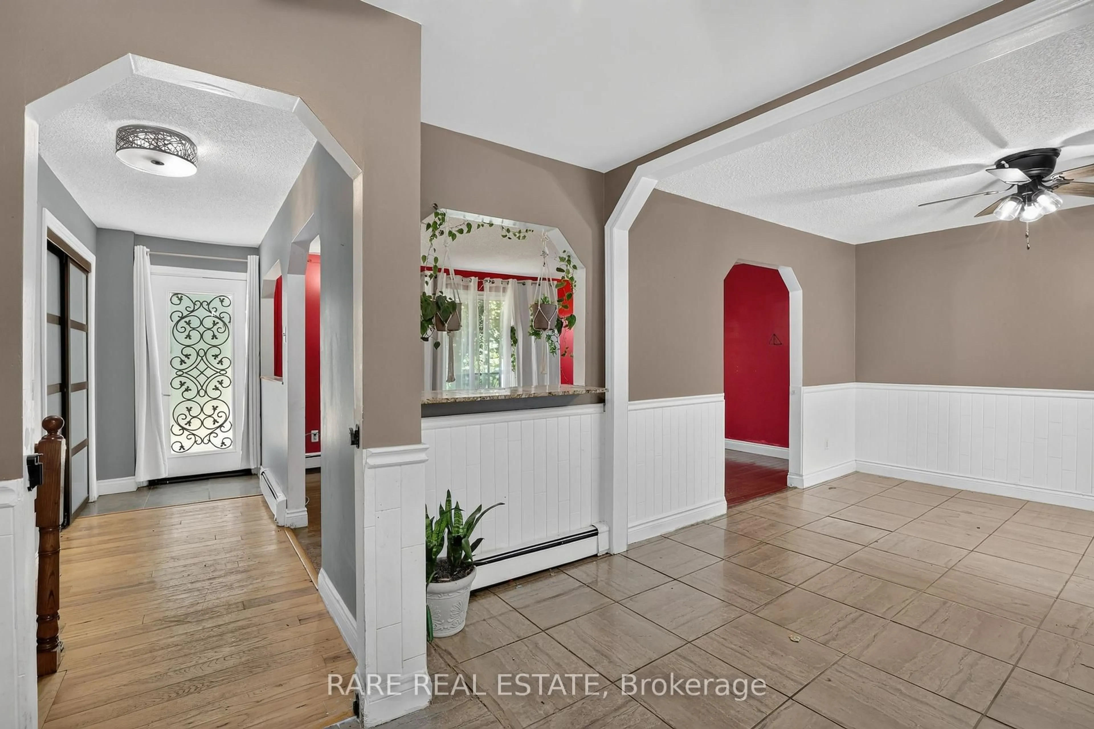Indoor foyer for 14 Pineway Crt, Clearview Ontario L0M 1N0