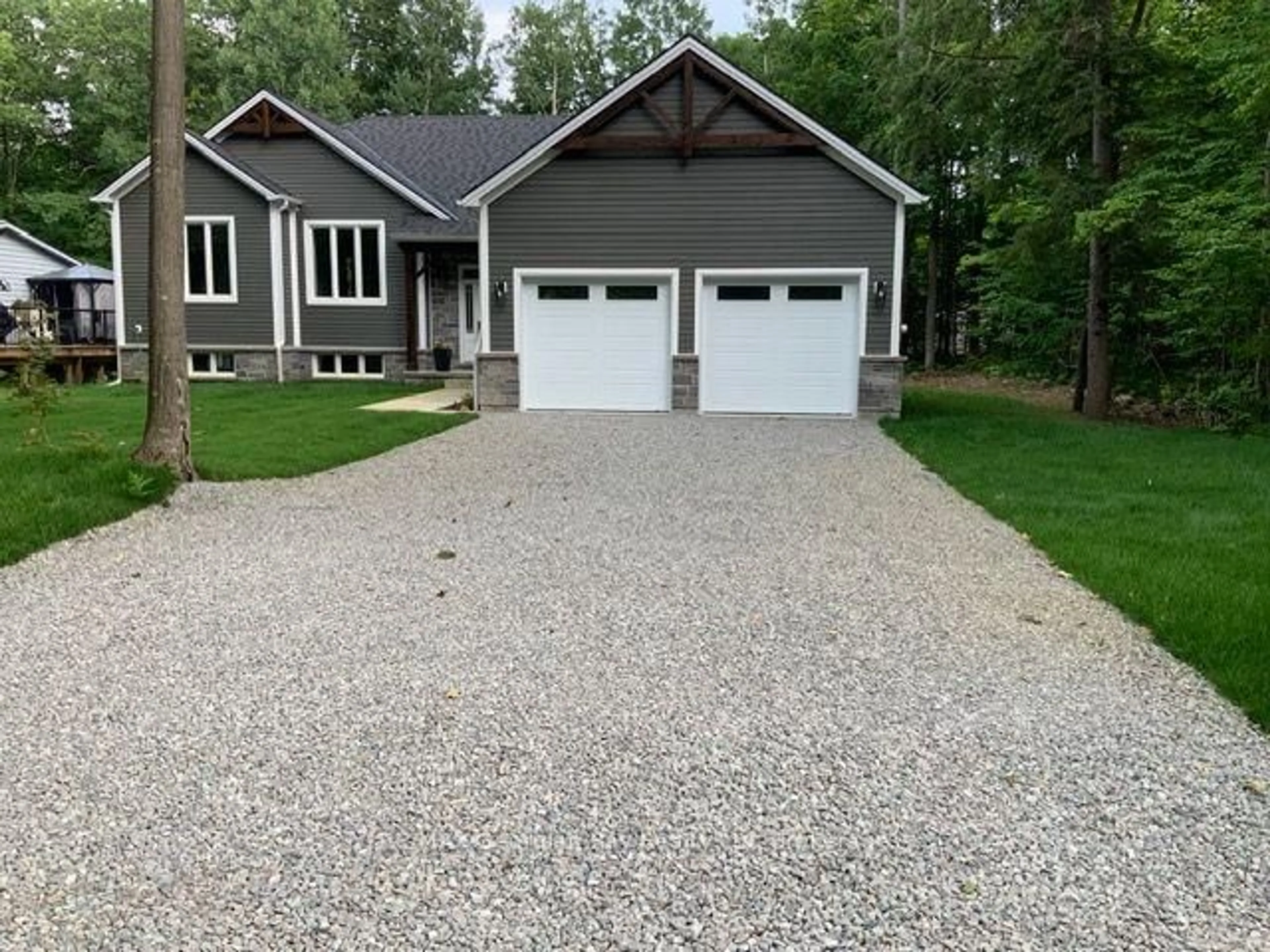Indoor garage for 5 Oakwood Ave, Tiny Ontario L9M 0J2