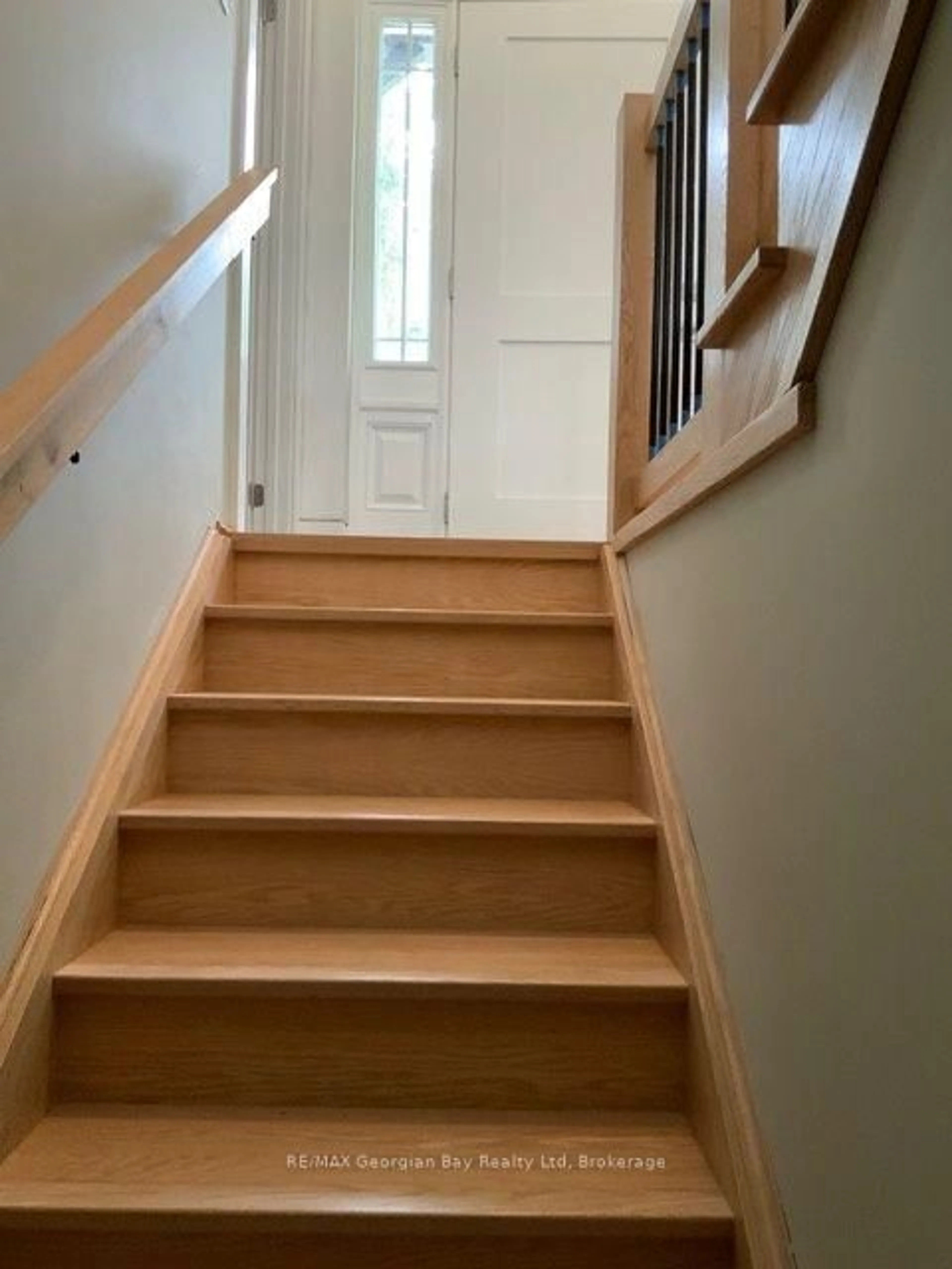 Stairs for 5 Oakwood Ave, Tiny Ontario L9M 0J2