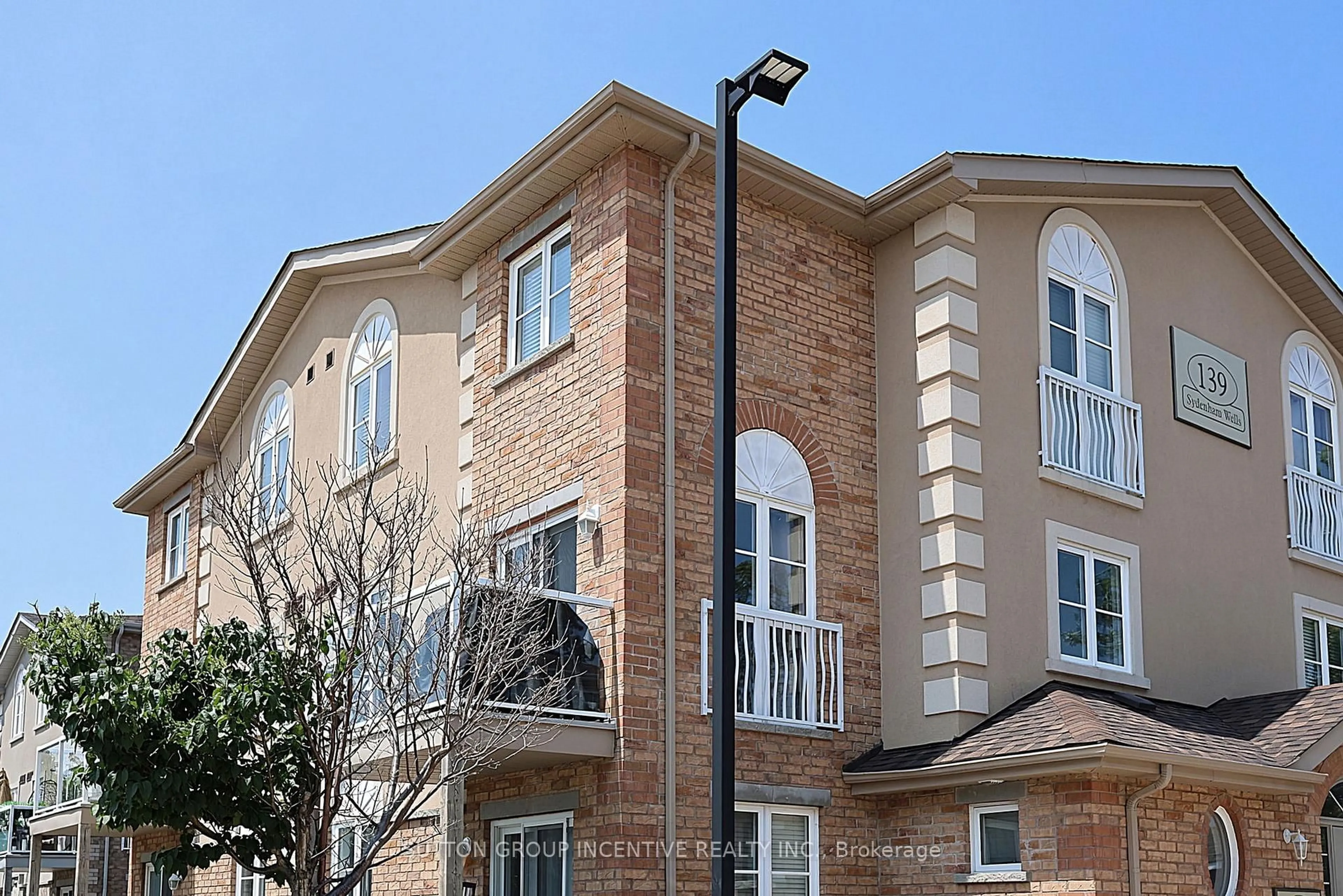 Home with brick exterior material, building for 139 Sydenham Wells #7, Barrie Ontario L4M 0H3