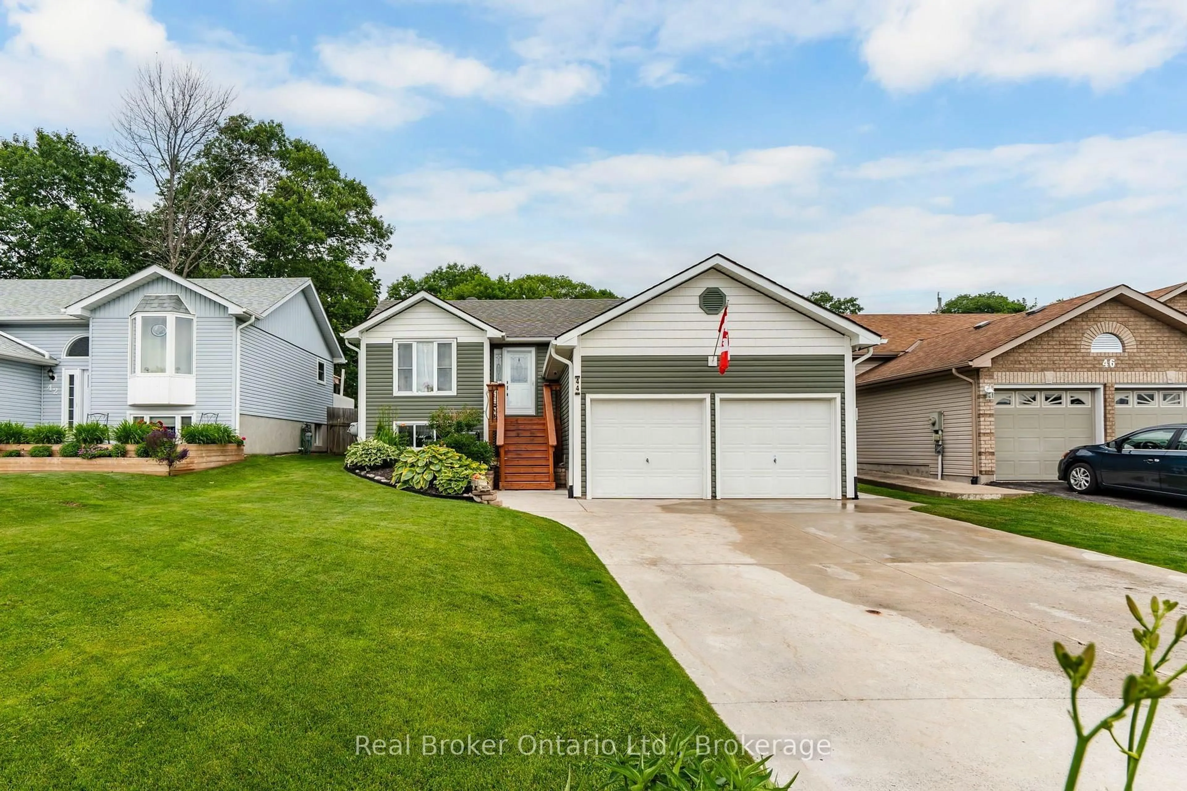 Home with vinyl exterior material, street for 44 Byrnes Cres, Penetanguishene Ontario L9M 1V9