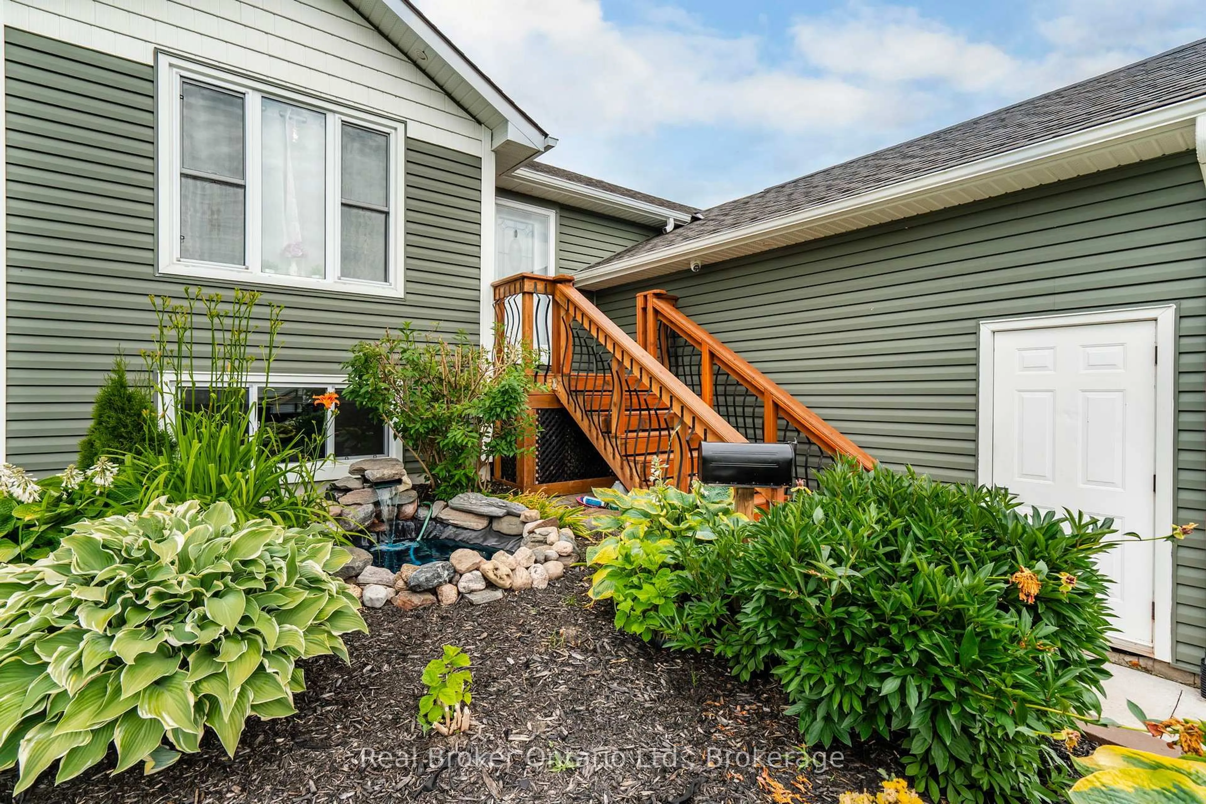 Home with vinyl exterior material, street for 44 Byrnes Cres, Penetanguishene Ontario L9M 1V9
