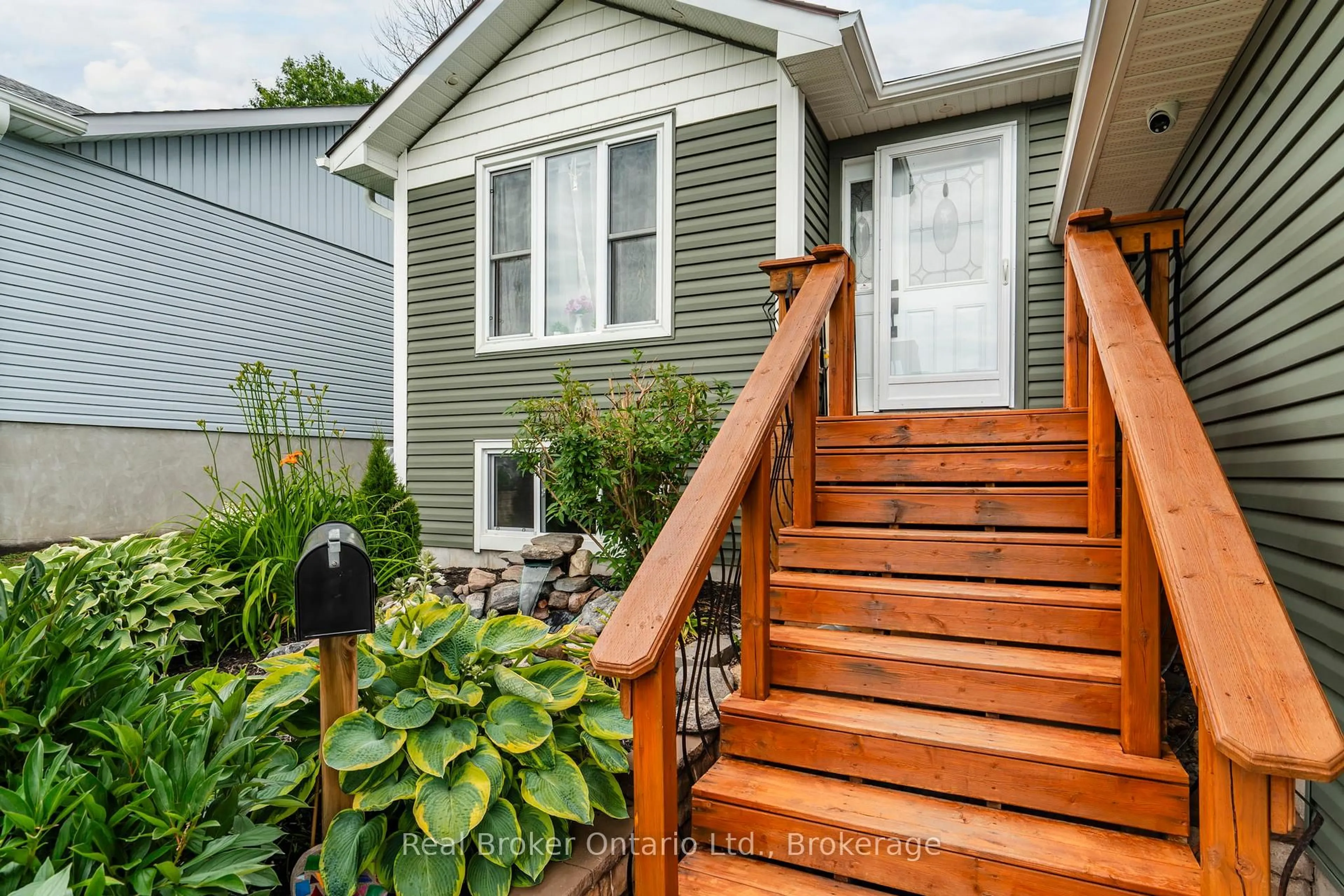 Home with vinyl exterior material, street for 44 Byrnes Cres, Penetanguishene Ontario L9M 1V9