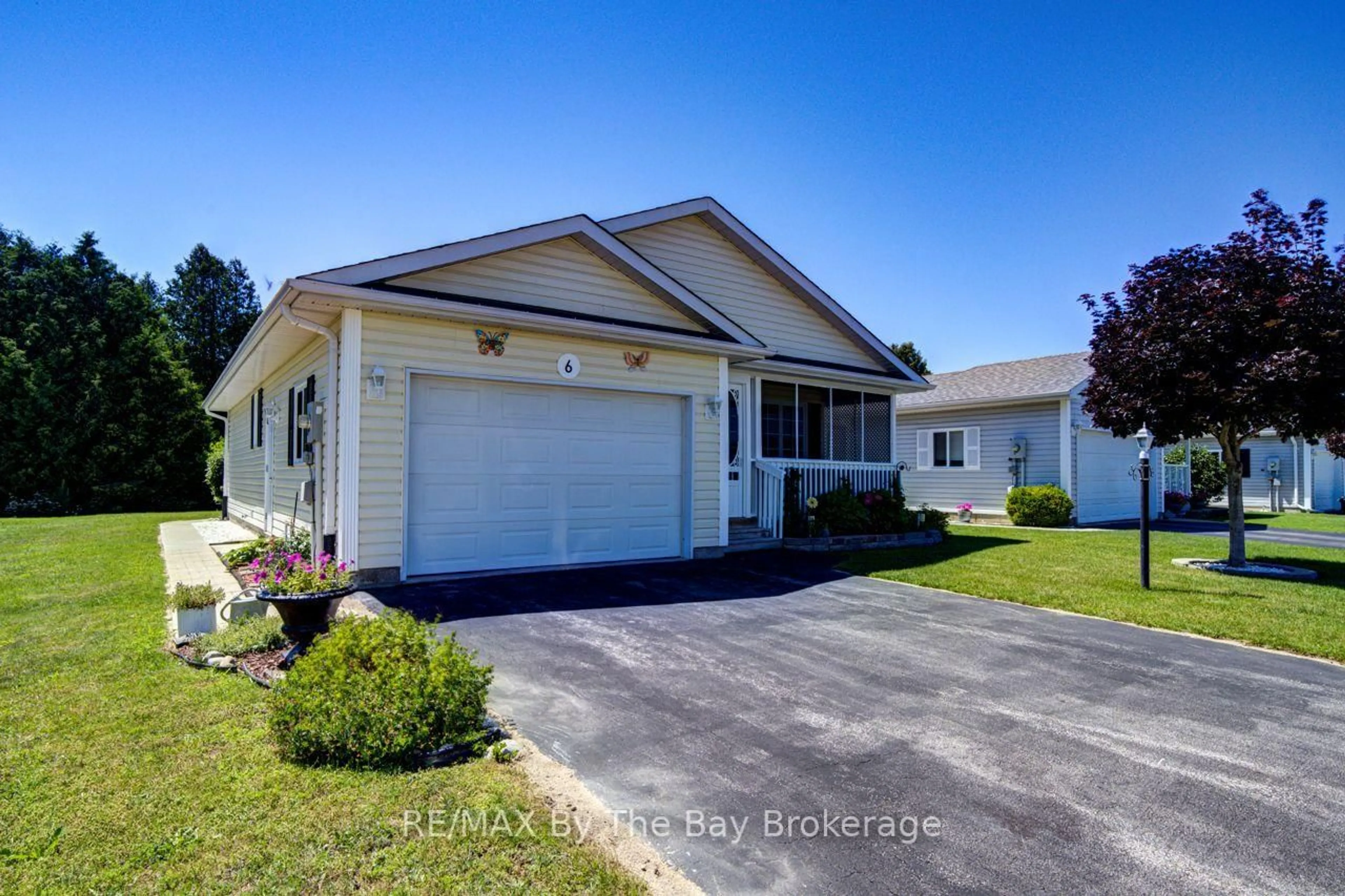 Home with vinyl exterior material, street for 6 Illinois Cres, Wasaga Beach Ontario L9Z 3A8