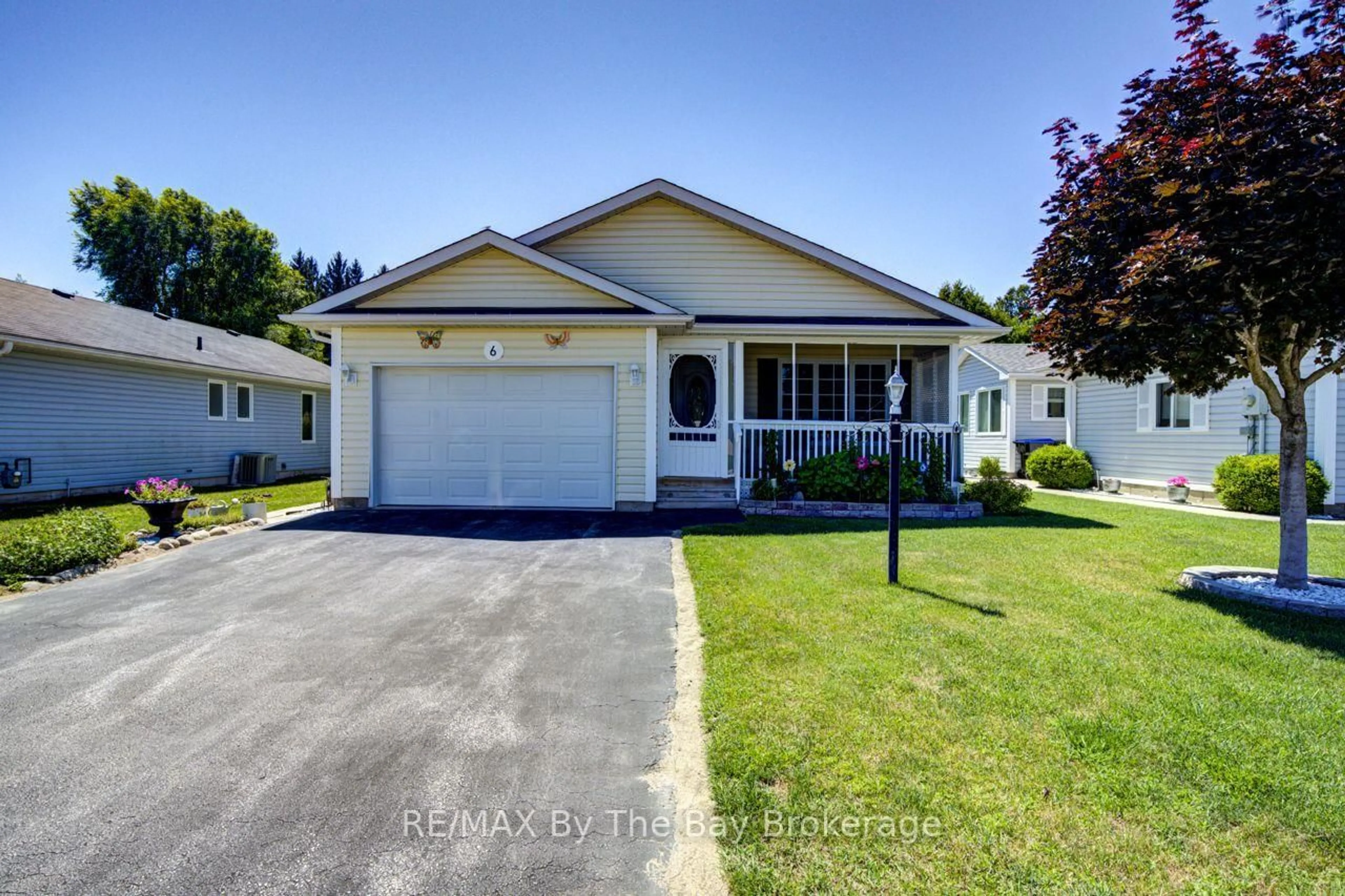 Home with vinyl exterior material, street for 6 Illinois Cres, Wasaga Beach Ontario L9Z 3A8