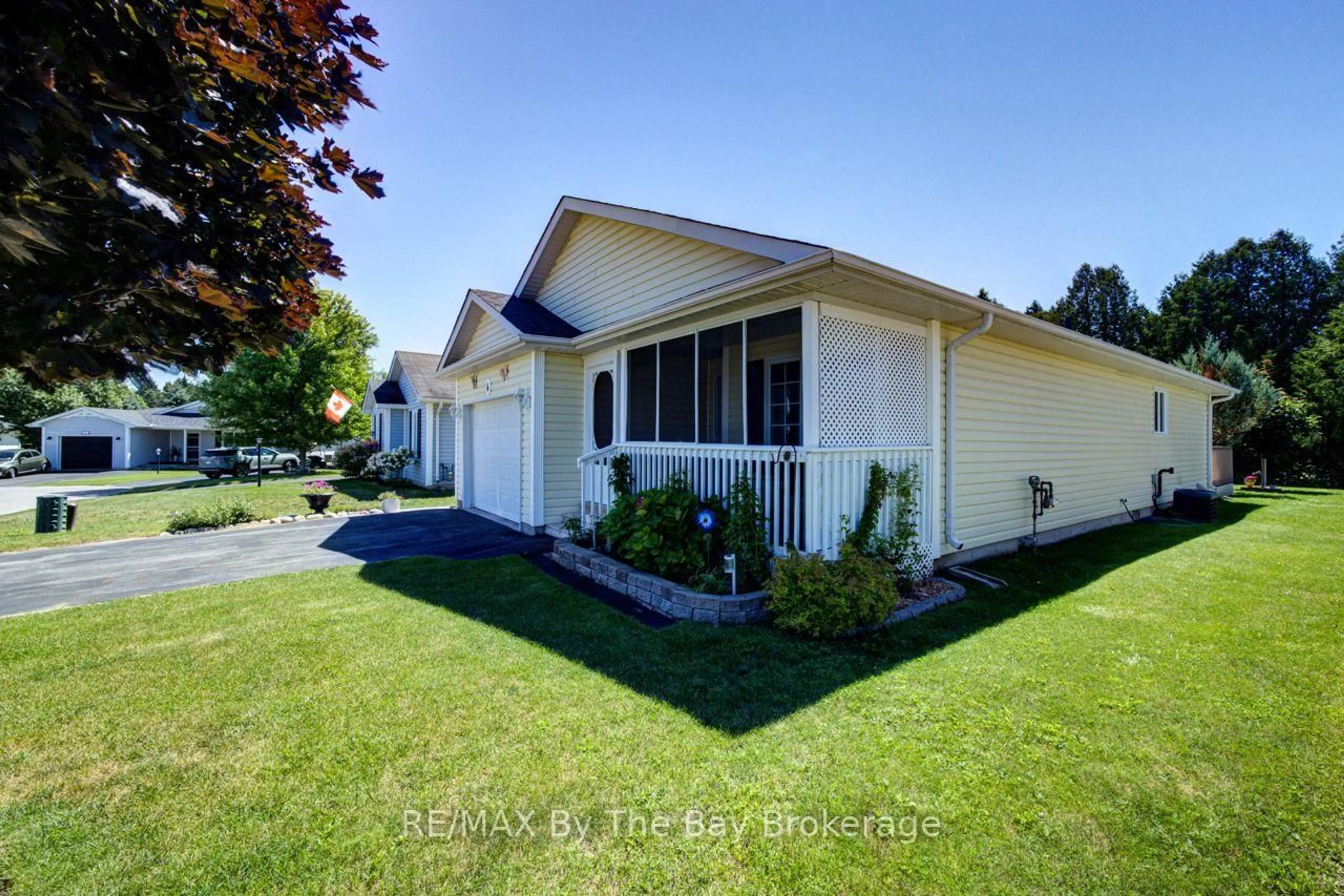 Home with vinyl exterior material, street for 6 Illinois Cres, Wasaga Beach Ontario L9Z 3A8