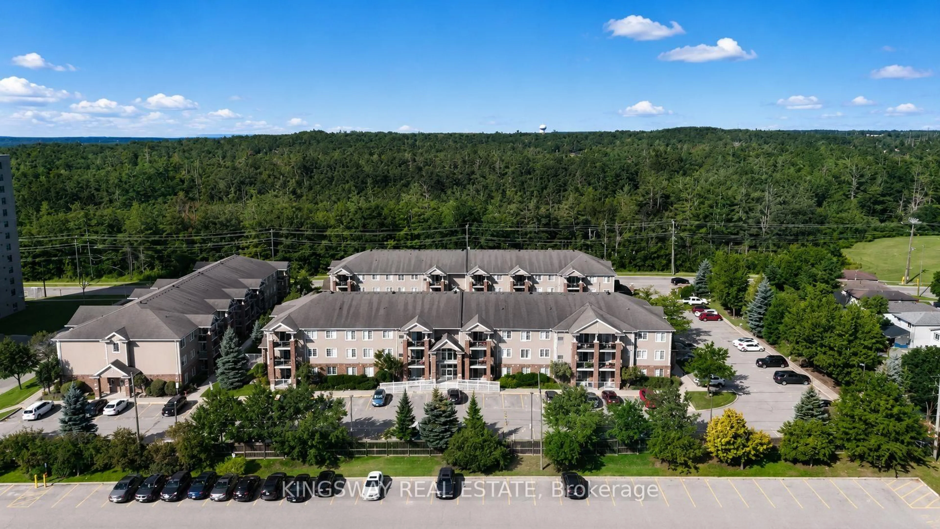 A pic from outside/outdoor area/front of a property/back of a property/a pic from drone, unknown for 41 Coulter St #19, Barrie Ontario L4N 6L9
