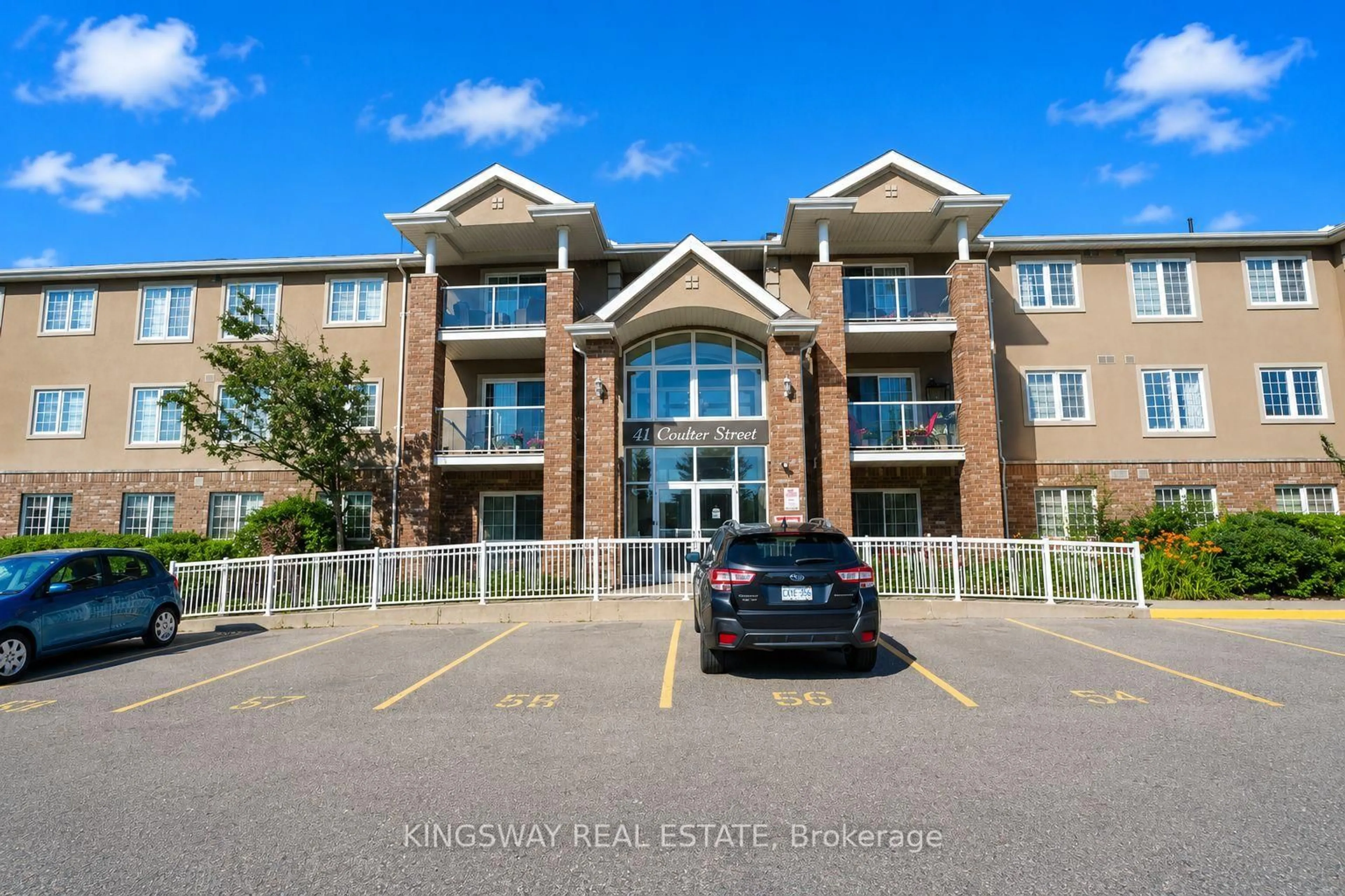 A pic from outside/outdoor area/front of a property/back of a property/a pic from drone, unknown for 41 Coulter St #19, Barrie Ontario L4N 6L9